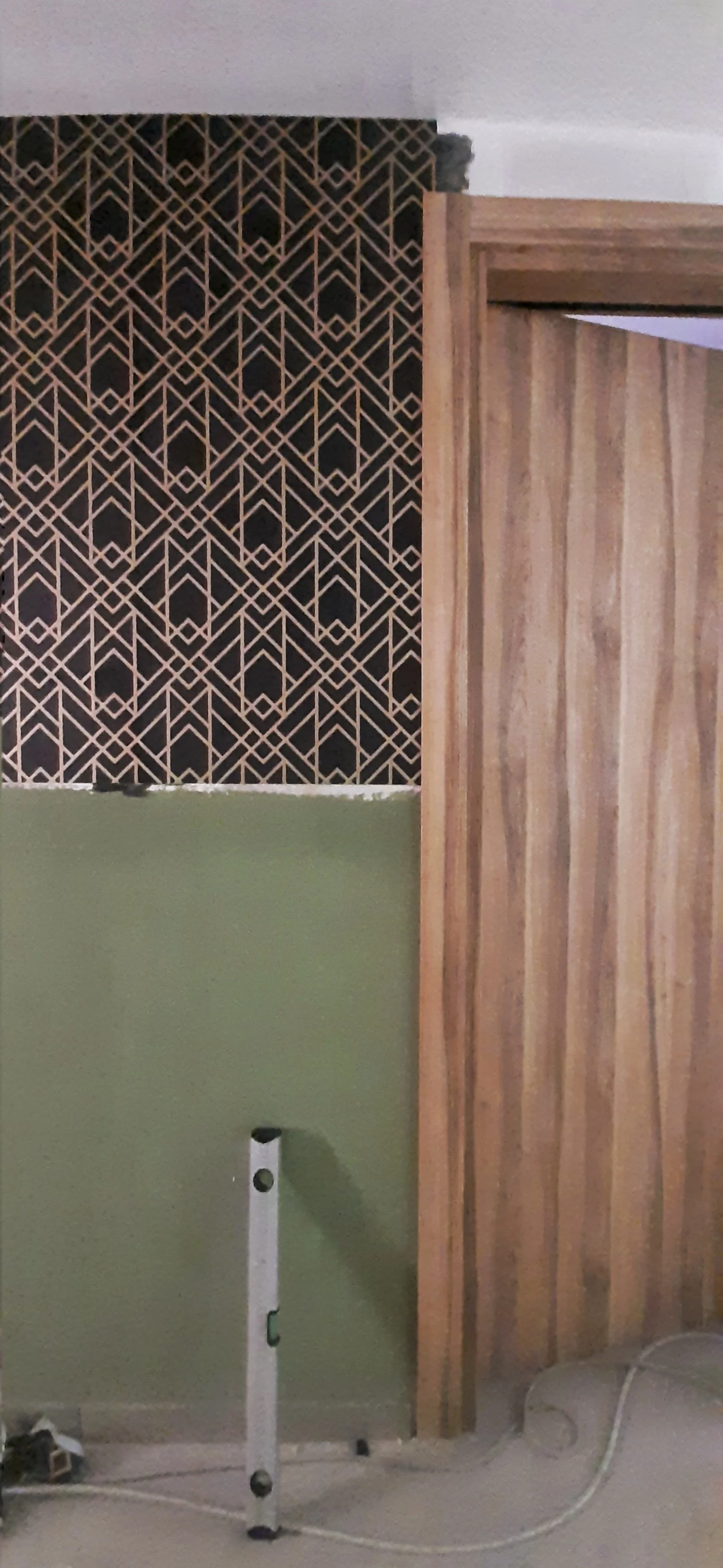 Collegio Einaudi, sezione Mole - In corso la stesura della carta da parati "Grat Gatsby" al terzo piano.