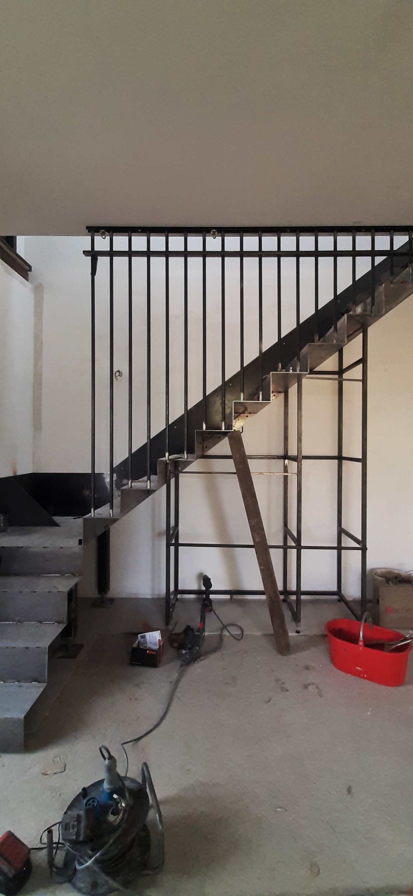 Villa a San Mauro Torinese - Allestimento struttura scala in ferro.