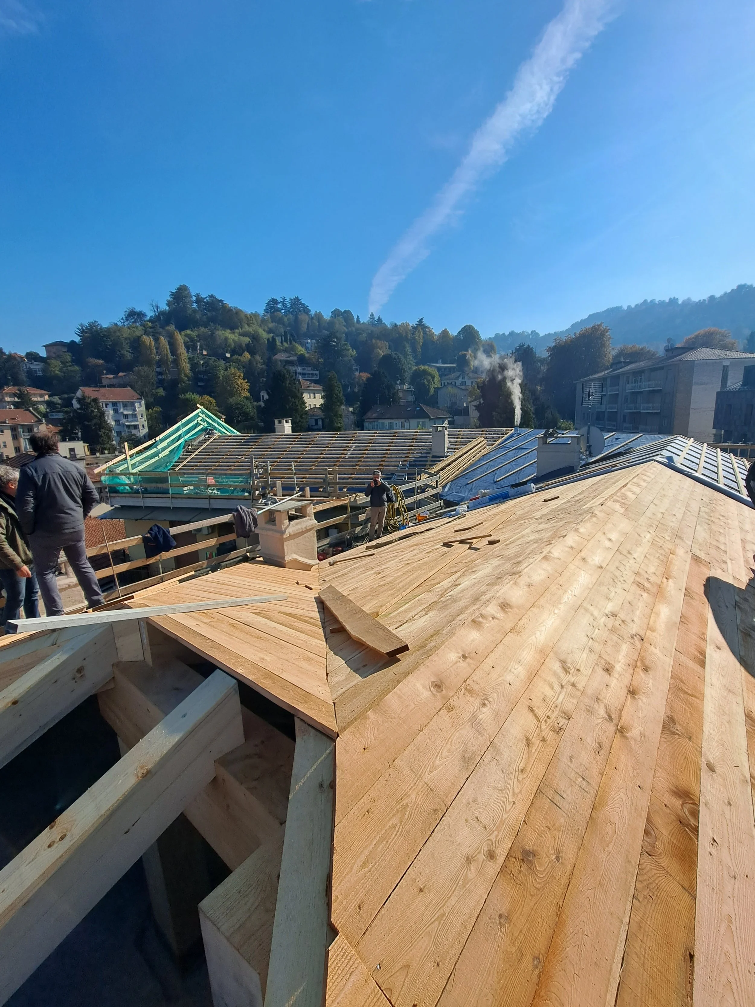 VL - Completata la posa della struttura portante del tetto in legno lamellare si sta terminado quella del tavolato e relativa impermebilizzazione.
