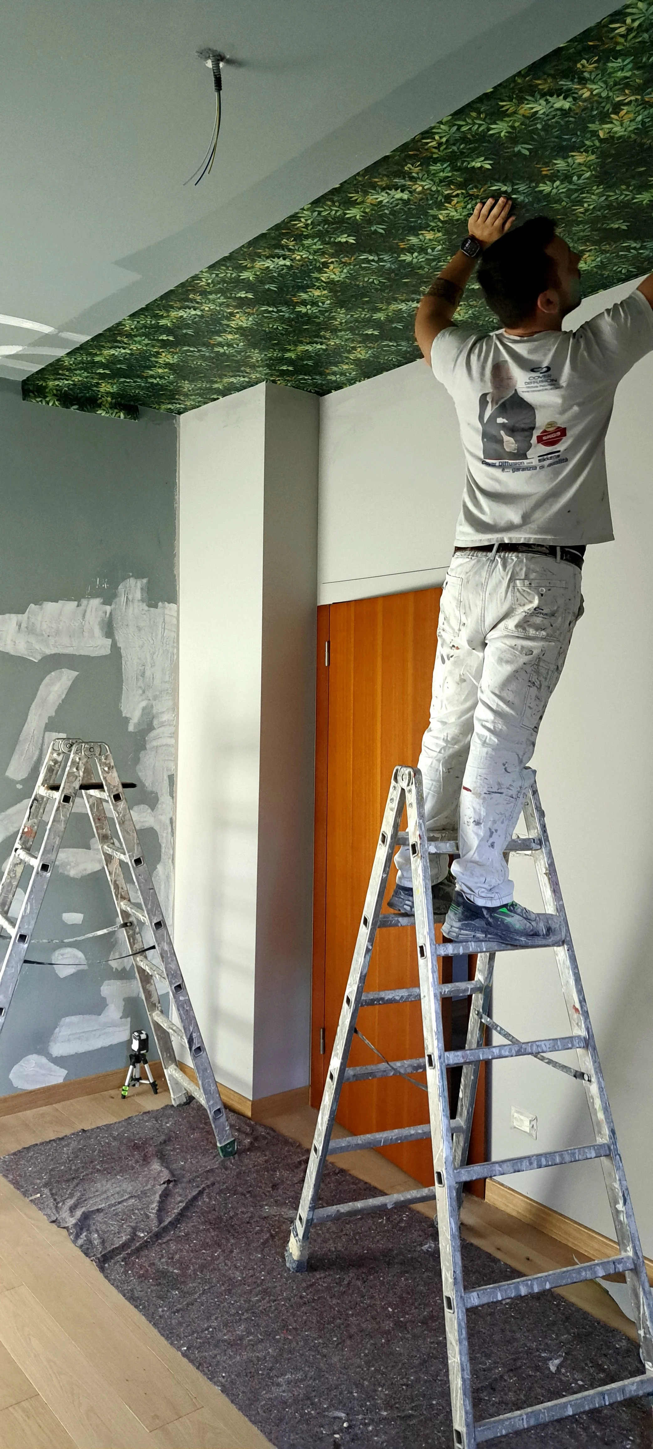 Moncalieri - Oggi i parati li mettiamo sul soffitto.