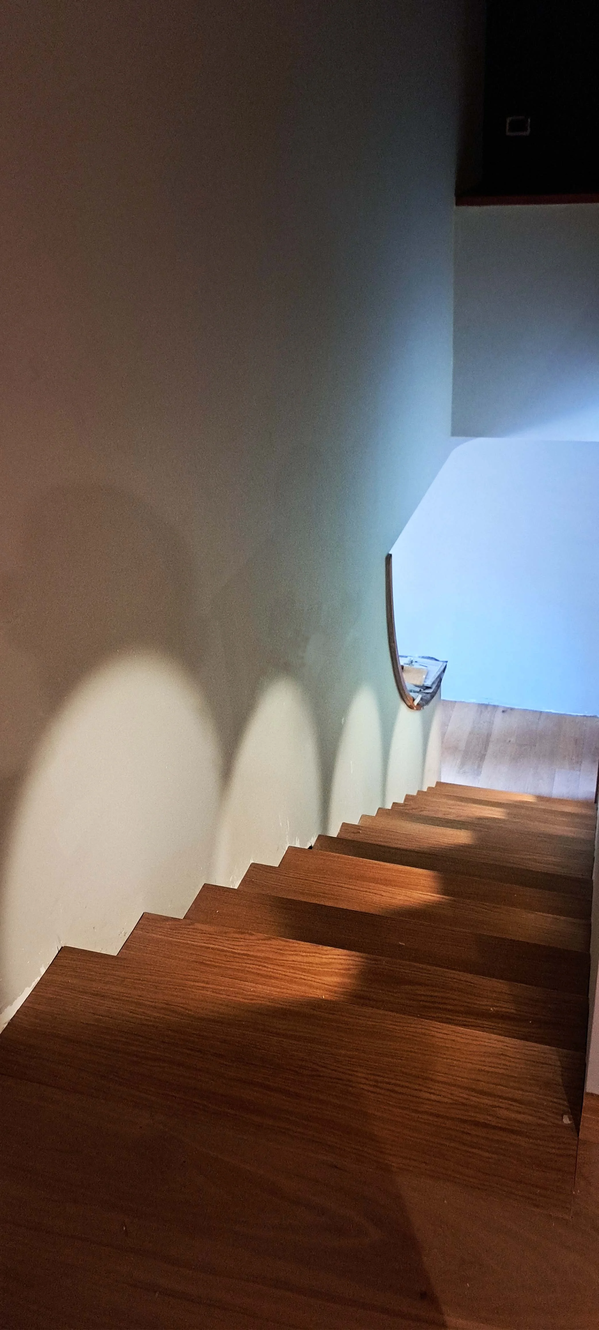 Moncalieri - Disegni di luce sui muri e colori nei bagni.