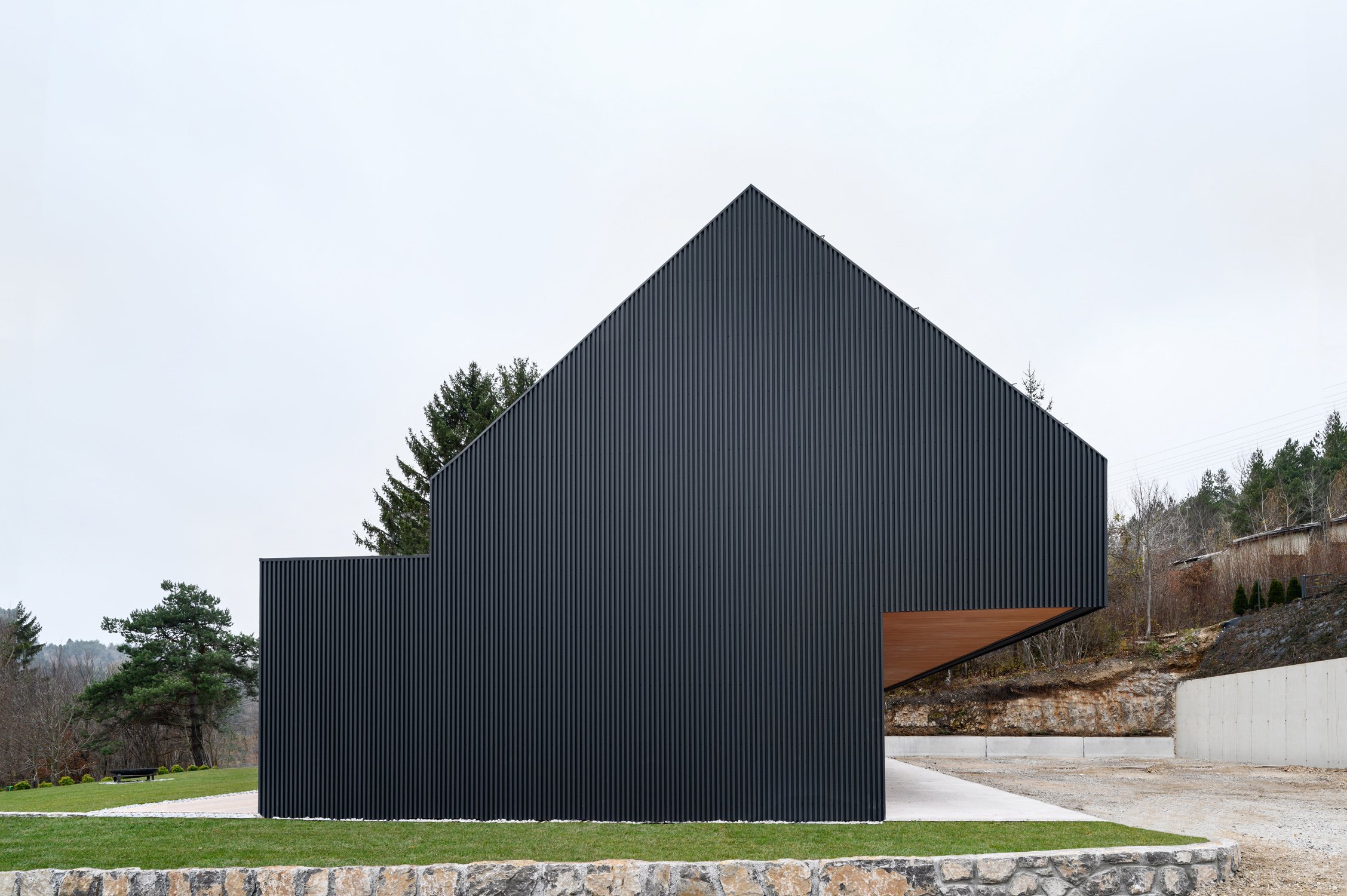 A037 . HOUSE ABOVE THE VALLEY . COMPLETED . CERKNICA (SI) . 2022