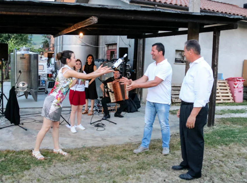il rito de la staffetta del bianchello con il lancio della bottiglia di bianchello del metauro tra l azienda pagliari e l’azienda Bucchini colli pesaresi marche igt pergola