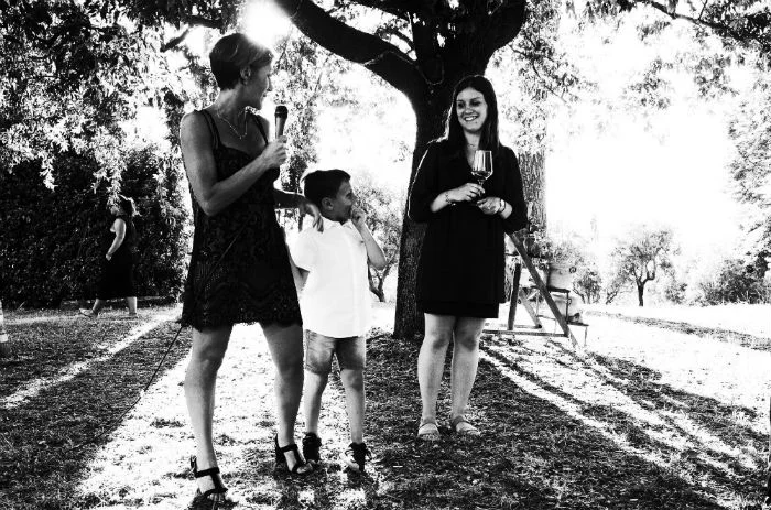 la staffetta del bianchello Carla Fiorini ed Anna Bracci mentre raccontano il territorio della provincia di pesaro e urbino colli pesaresi bianchello del metauto marche