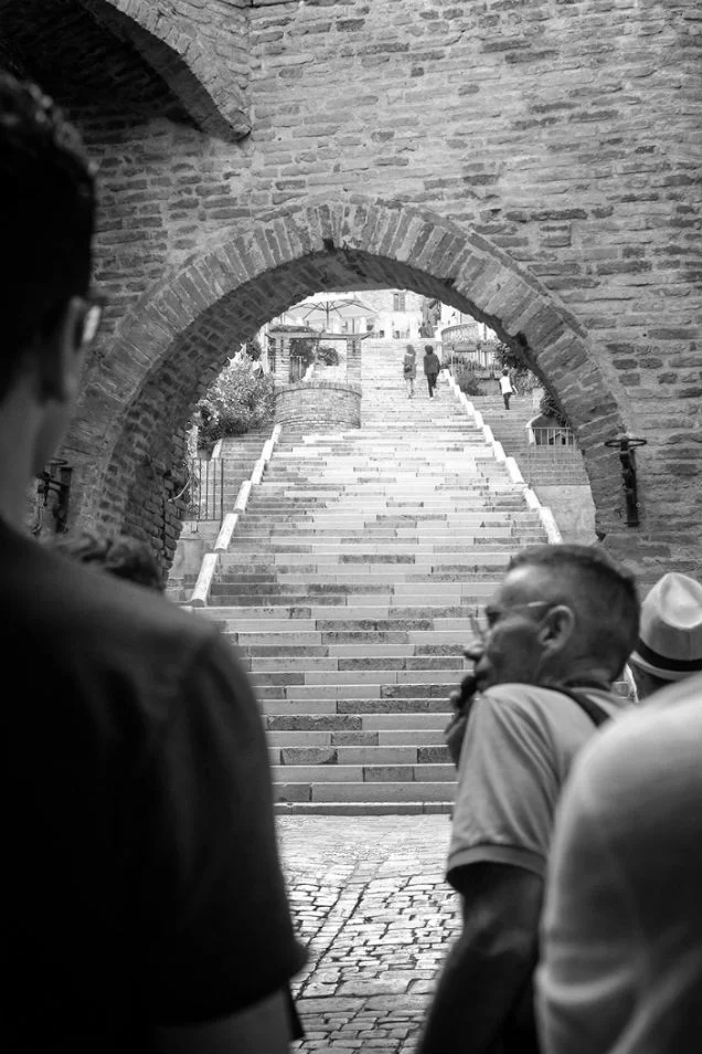 l altra staffetta fa una passeggiata a corinaldo prima di bere il verdicchio della fattoria Laila Libenzi