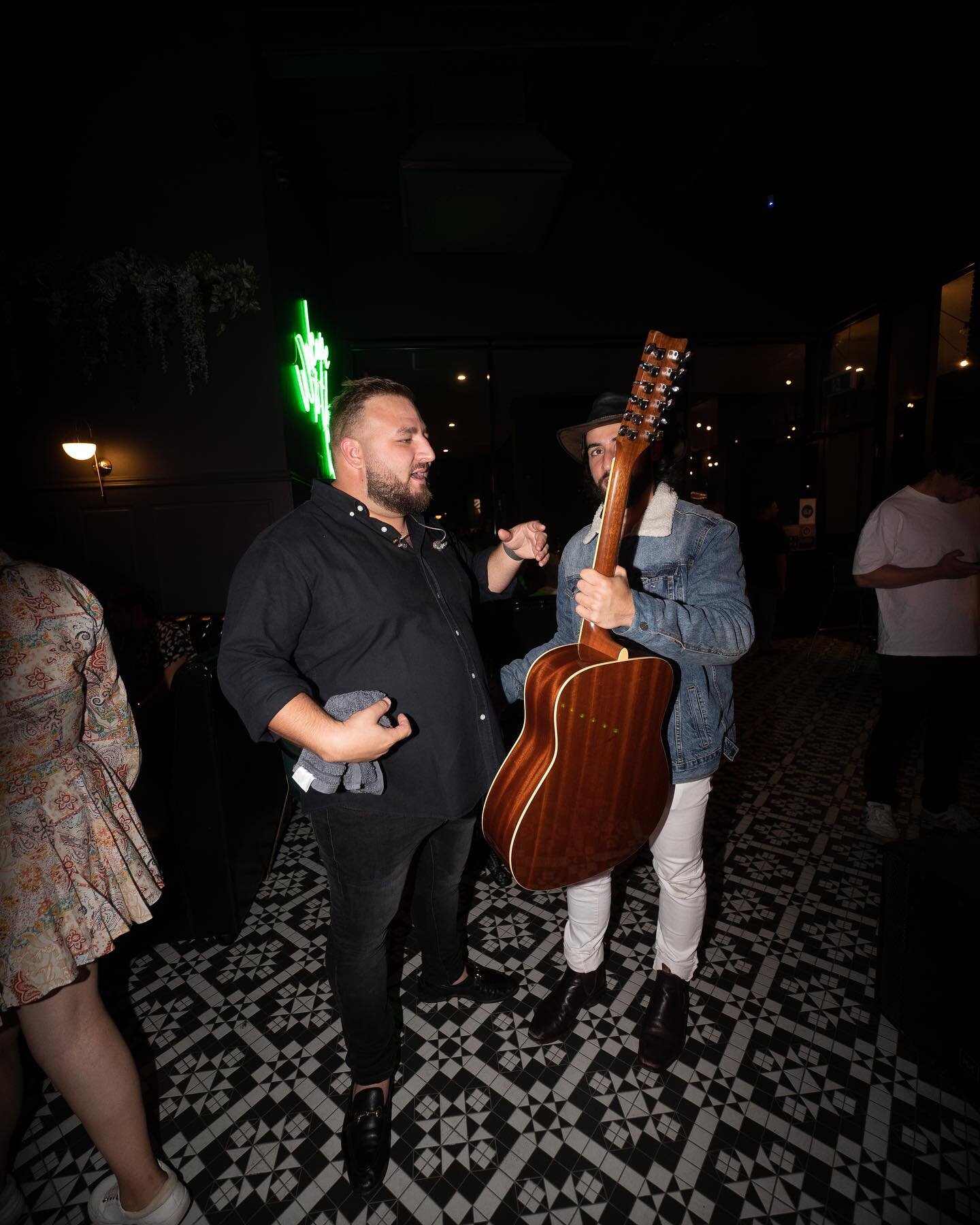 The exact moment @_gigz_ handed the old 12 string back after borrowing it for 7 years #12stringguitar #livemusic