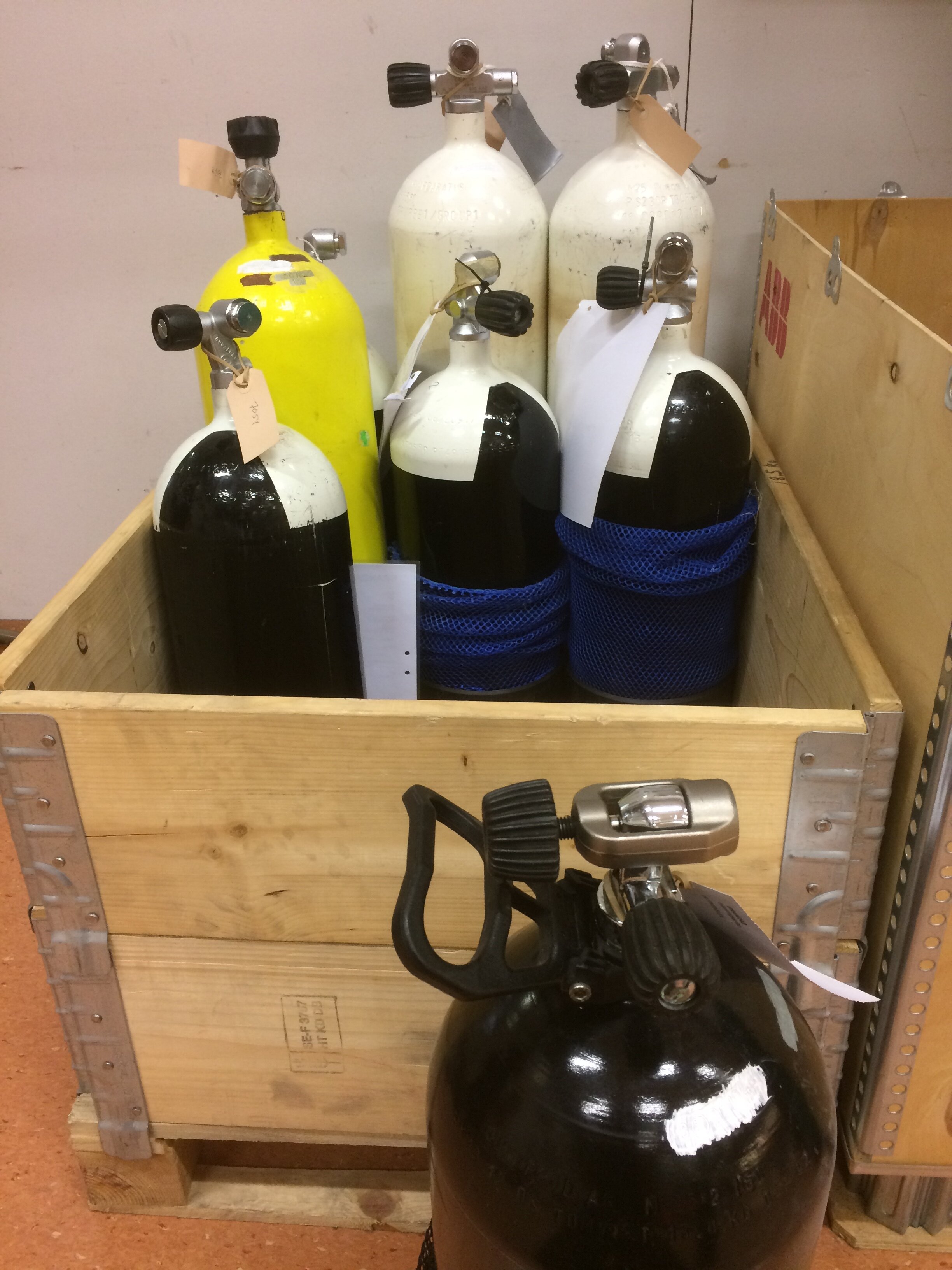 Hög tid att kontrollera dyktuben! Brandab utför Återkommande kontroll / Provtryckning  och fyllning av dykflaskor.