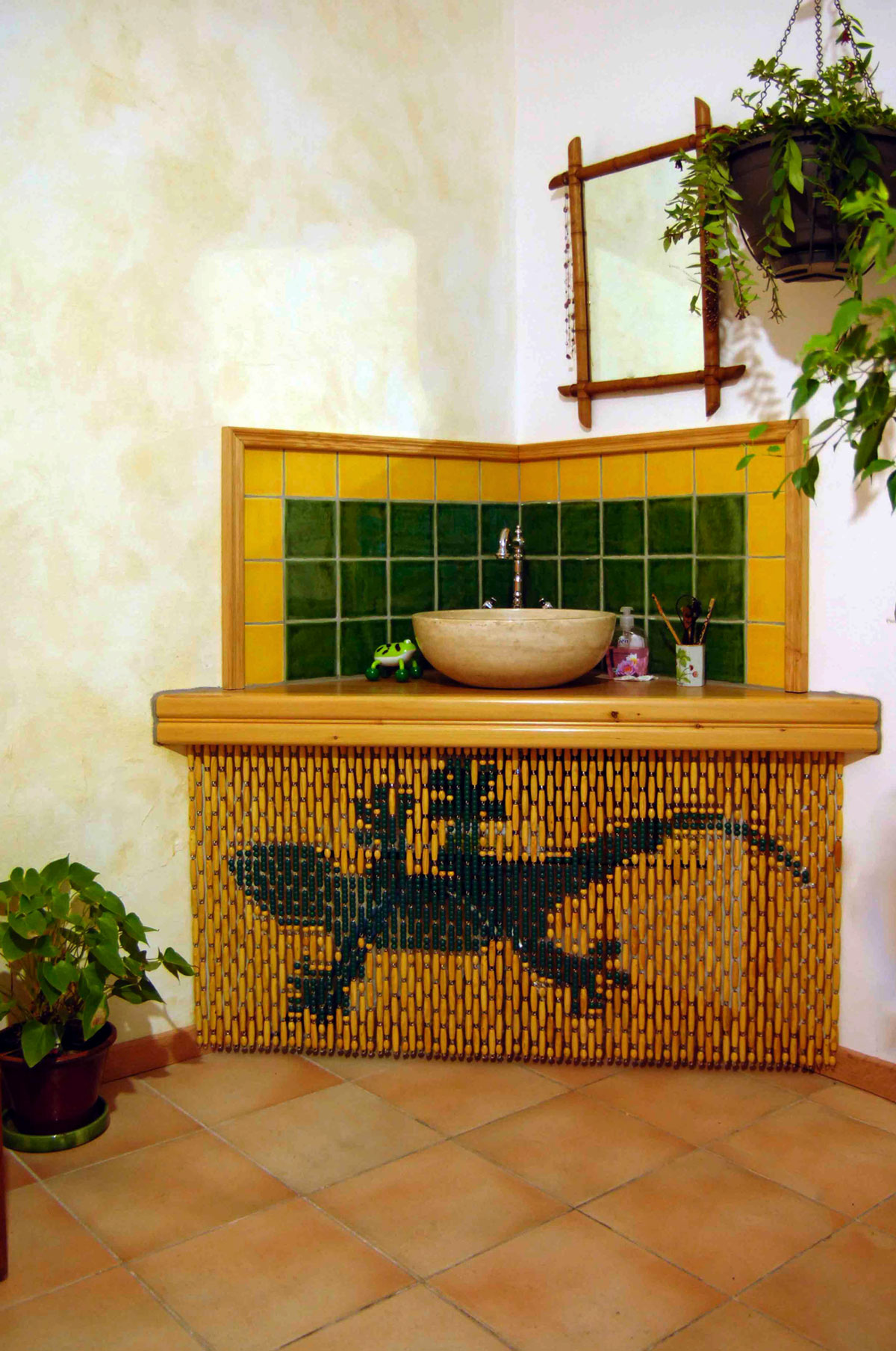 " Gecko " en Buis Vert Sapin - fond en Buis Naturel
