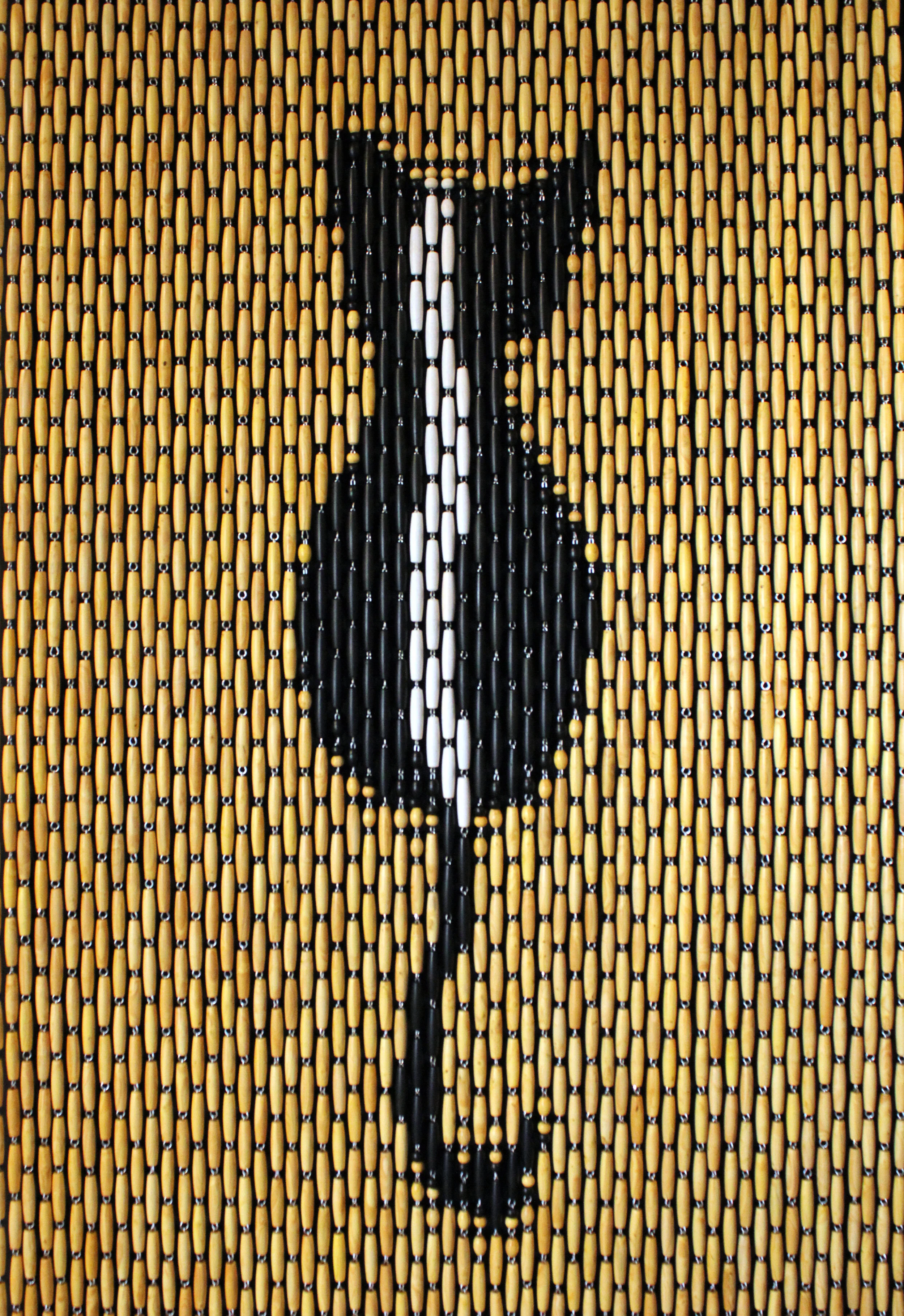 • “Le chat de dos” Dark and Pearly white, Natural boxwood background