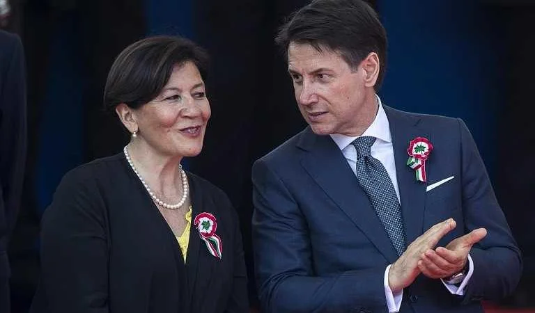 Defence Minister Elisabetta Trenta (left) and Prime Minister Giuseppe Conte of Italy.