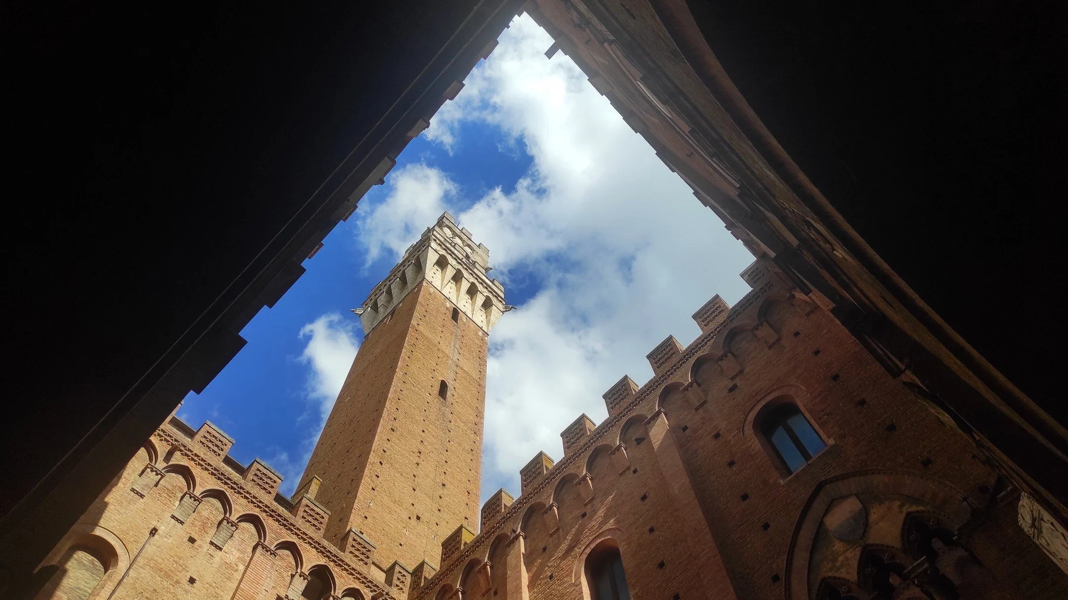 🌿 Siena in a few horizontal frames 🌿 
.
.
.
#simplethingsmadebeautiful #dailymoments #daysofsmallthings #ofwhimsicalmoments #siena #terredisiena #mytuscany #theslowdowncollective #daysofsmallthings #enjoythemoments #visualdiary