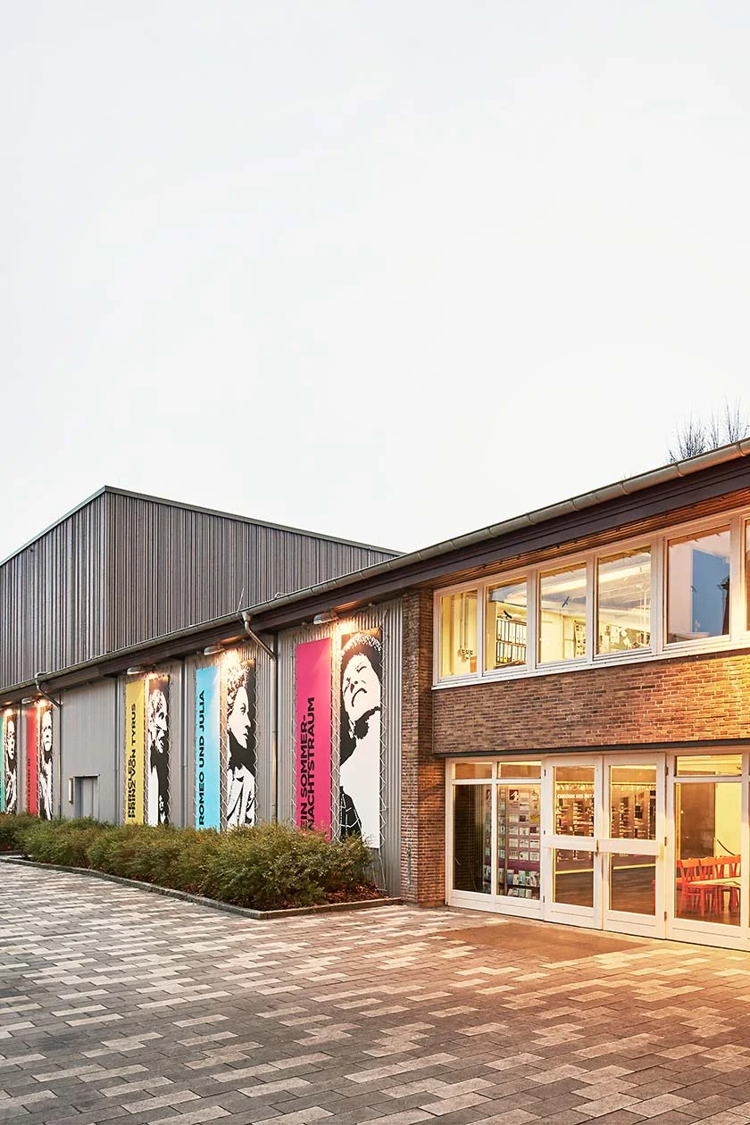 Dafür wurde zunächst ein Teil des Theatergebäudes abgetragen, wobei der Zuschauerraum erhalten blieb. Auch das ehemalige Hausmeisterhaus mitsamt eines alten Kellergeschosses fiel der Spitzhacke zum Opfer. An ihre Stelle trat ein funktionaler Neubau für die Bühne und die Hinterbühne, der zudem Platz bietet für die Künstlergarderoben, Sanitär- und Technikräume sowie für den Kostümfundus.
