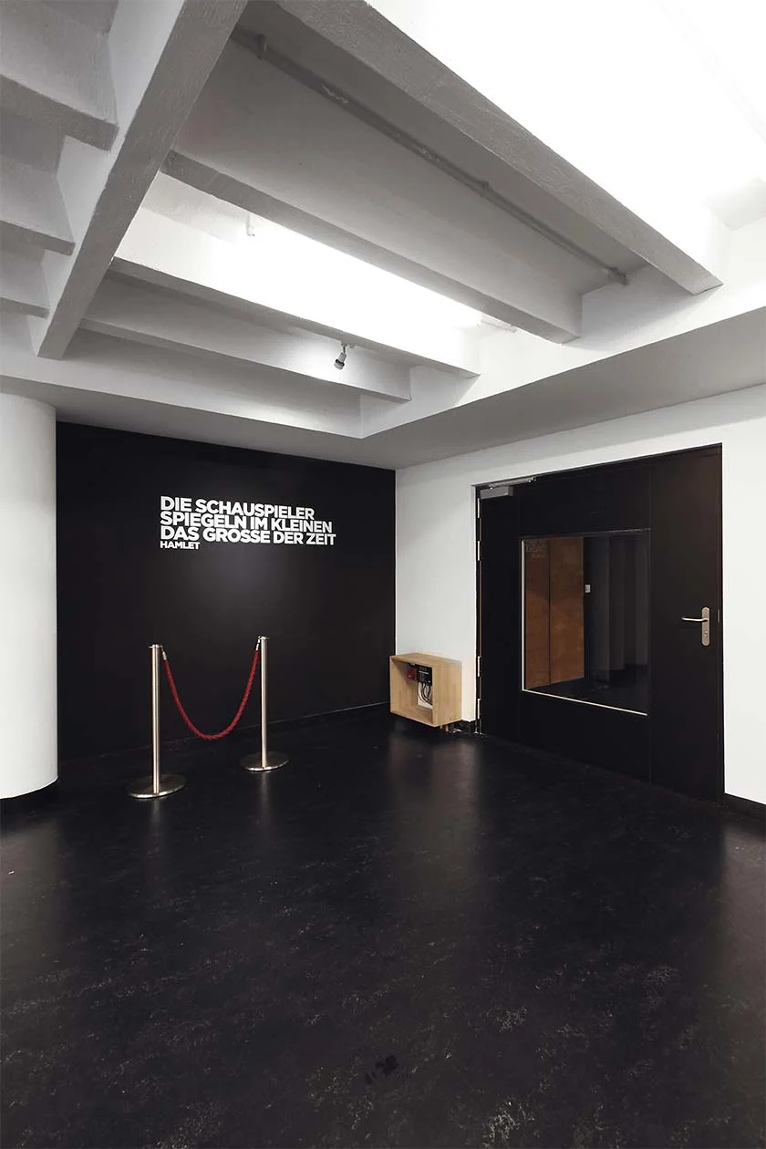 23 Jahre hatte die „Company“ die zum Theater umgebauten Räume der Schule genutzt. Was 1988 eigentlich als reine Übergangslösung gedacht war, wurde zum Dauerzustand, bis eine Sanierung des Gebäudes unausweichlich war. Insbesondere die veralteten Brandschutzvorkehrungen mussten dringend erneuert und auf den aktuellen technischen Stand gebracht werden. Darüber hinaus sollten die Arbeitsbedingungen für das weit über die Grenzen Bremens bekannte Ensemble verbessert werden.