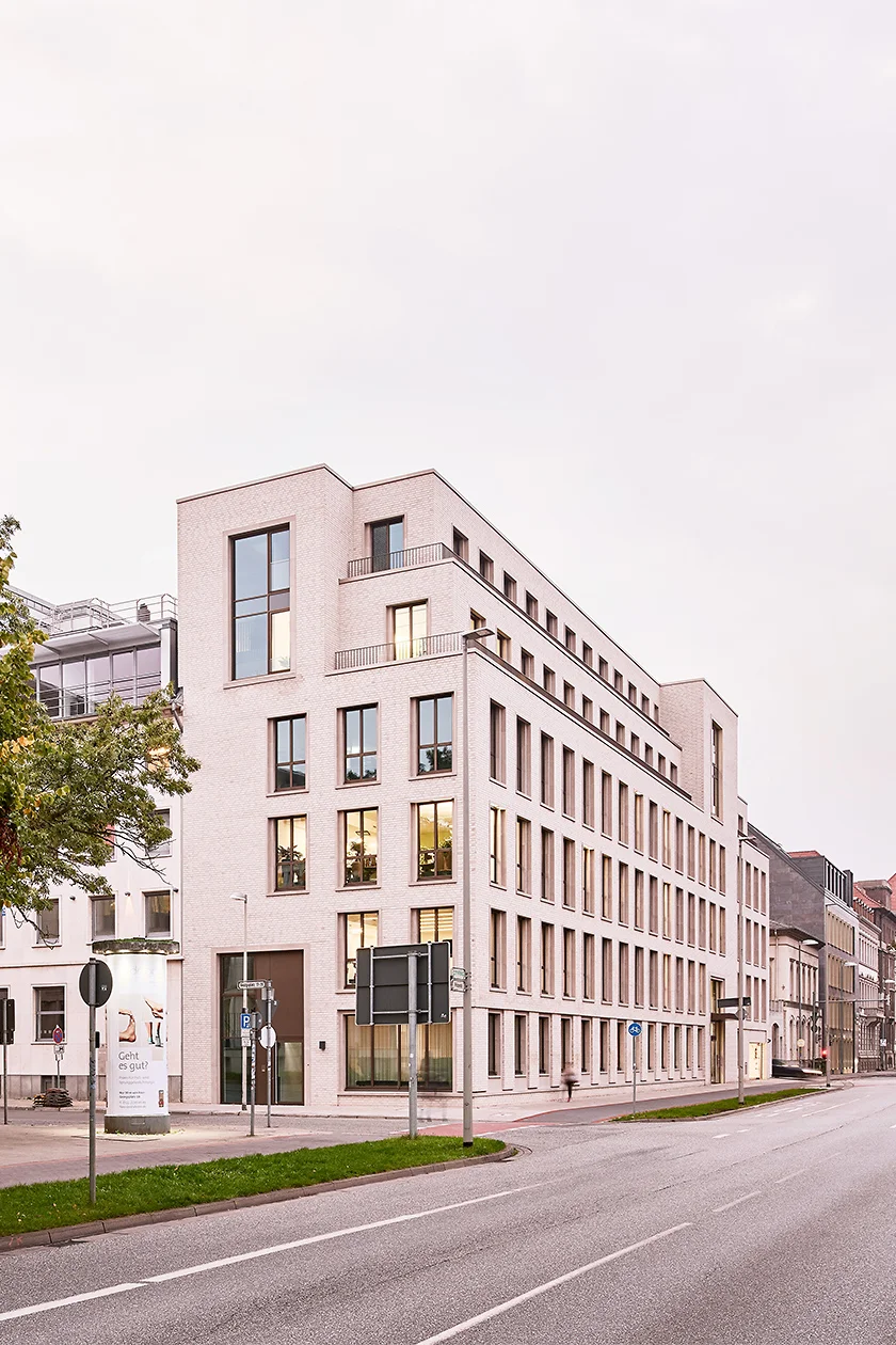 Bei den Gebäuden an der Prinzenstraße handelt es sich im Wesentlichen um eine Neubauentwicklung, mit der sich die VGH als größter niedersächsischer Versicherer zum Wirtschaftsstandort Hannover bekennt. Geplant wurden die Häuser von Martienssen Architekten und Ingenieure, Hannover. gruppeomp wurden mit einem Fassadenentwurf für die Prinzenstraße 23 beauftragt. Besonderer Wert wurde darauf gelegt, dass die neuen Gebäude und ihre Fassaden den betreffenden Abschnitt der Prinzenstraße städtebaulich aufwerten und sich harmonisch in die umliegende Architektur einfügen.