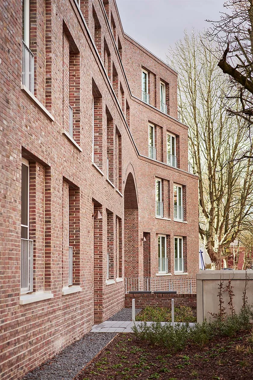 1. Preis städtebaulich-hochbaulichen Wettbewerb "Wohnen am Altenbekener Damm 82" Neubau von 75 Wohneinheiten Die äußeren Fassaden sollen analog zu den prägenden Wohnungsbaufassaden der Südstadt als Klinkerfassaden, die Fassade des Innenhofes in Putz, ausgeführt werden. Das städtische Wohnen entwickelt sich um den Innenhof. Im Erdgeschoss ist der Hof durch großzügige Öffnungen im Block mit der Umgebung verbunden. Der Hof ist durchlässig und geschlossen, er ist öffentlich und privat zugleich, bietet Aufenthaltsflächen als auch Gärten für die Bewohner. Die freundlich gestalteten großen Eingangsbereiche in den Hof werden hervorgehoben. Die Bewegung im Hof und um den Block herum schafft eine lebendige Komponente im Miteinander der Menschen.