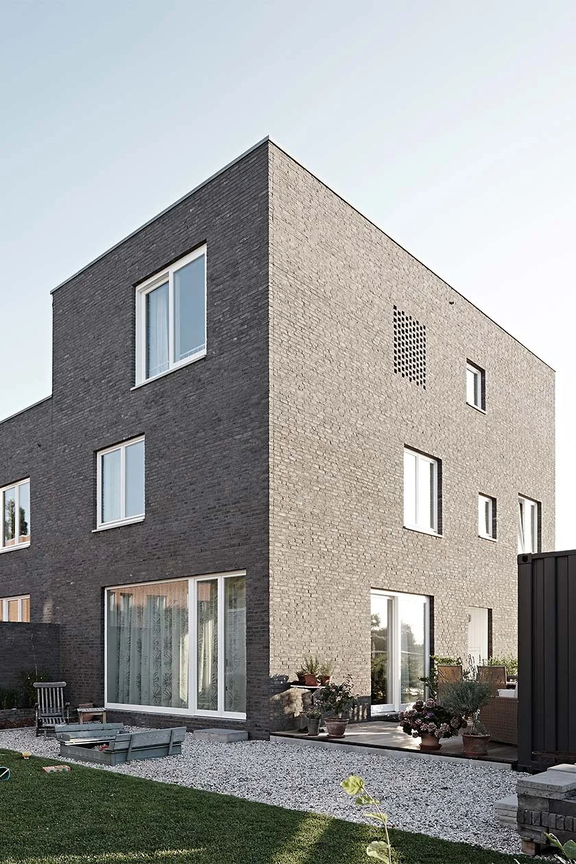 Das Haus STW auf dem Stadtwerder in Bremen ist ein ‚tradierter Hybrid‘. Unter Rückgriff auf den regionalen Typus des ‚Altbremer Hauses‘ verknüpft es Wohnen und Arbeiten auf mehreren Ebenen. Von außen ist es ein Doppelhaus, das jedoch von innen die Eigenschaften zweier Reihenendhäuser zu verknüpfen sucht. Die innere Struktur und Nutzung sind von außen nicht direkt ablesbar. Über die diagonale Erschließung der beiden Einheiten und die verschiedenartigen Fassadenkompositionen wachsen alle Nutzungseinheiten optisch zu einem Haus zusammen. Typologisch dem Bremer Haus folgend, ist die Erschließung kompakt als halbgewendelte, einläufige Treppe organisiert. Die anschließenden Räume sind nutzungsneutral und in ihren Flächen minimiert. Das Ziel der Reduktion und klaren Strukturierung über alle Ebenen ist der Bau eines günstigen Hauses mit einer Offenheit für vielfältige Nutzungsmöglichkeiten.