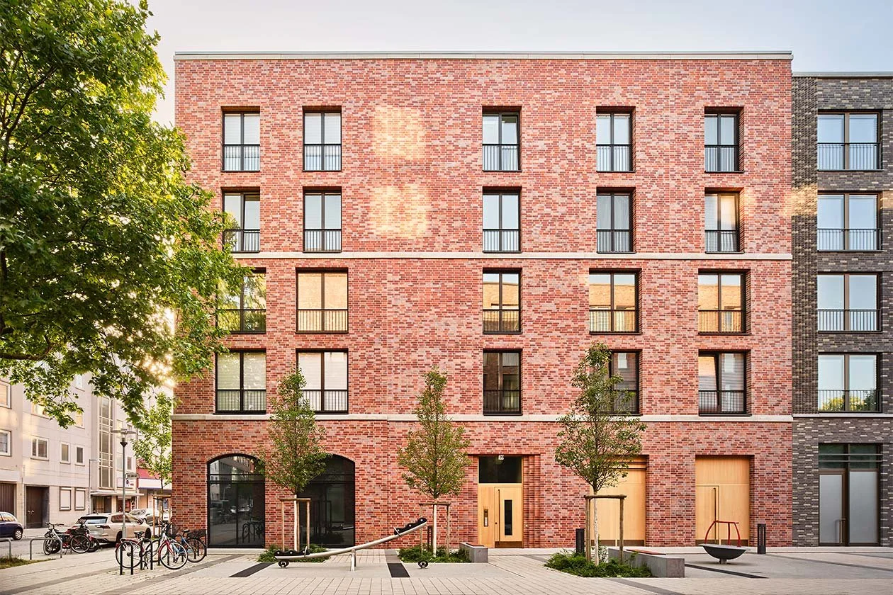  Haus C2 greift die Gestaltungsmerkmale von Haus C1 auf und fügt sich durch seine Lage am „Nachbarschaftshof“ höhenmäßig in den Block ein. Die Position des Treppenhauses ermöglicht sowohl eine effiziente Tiefgaragenlösung als auch eine flexible Nutzu