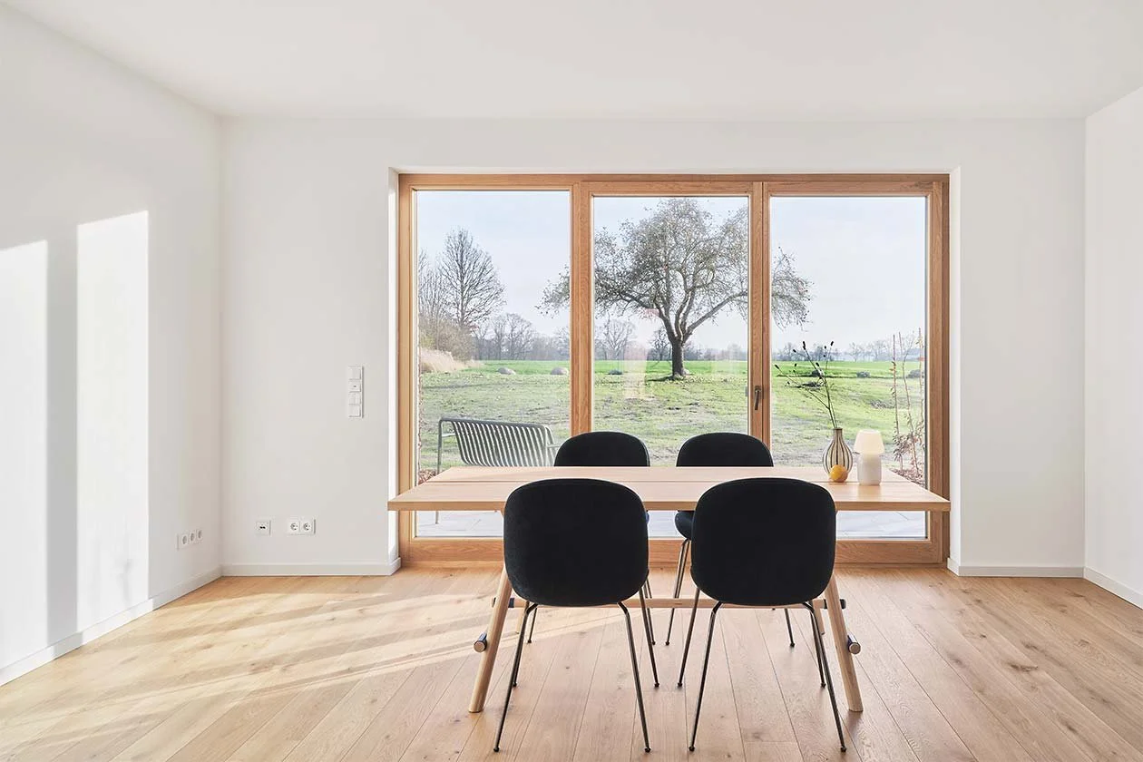  Der rückwärtige Außenbereich steht den Bewohner:innen beider Wohnhäuser als gemeinschaftlich nutzbare Fläche zur Verfügung. Hier sind Grünflächen, Beete und Obstwiesen entstanden, die Raum nachbarschaftlichen Austausch bieten. 