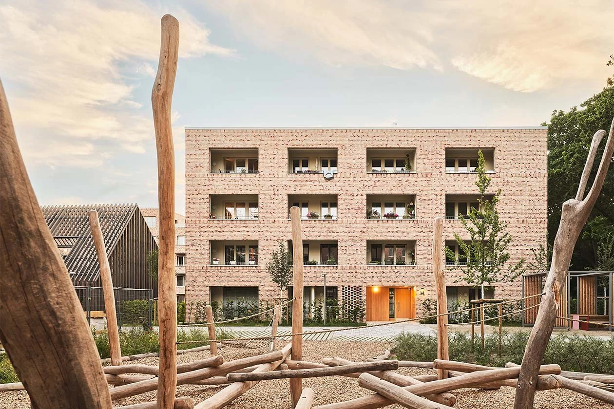  Die Architektur ist als robustes und ruhiges Ensemble aus unterschiedlichen Gebäudetypologien entwickelt. Viergeschossige Gartenhäuser und kompakte Baukörper reagieren auf die unterschiedlichen städtebaulichen Situationen und erzeugen eine differenz