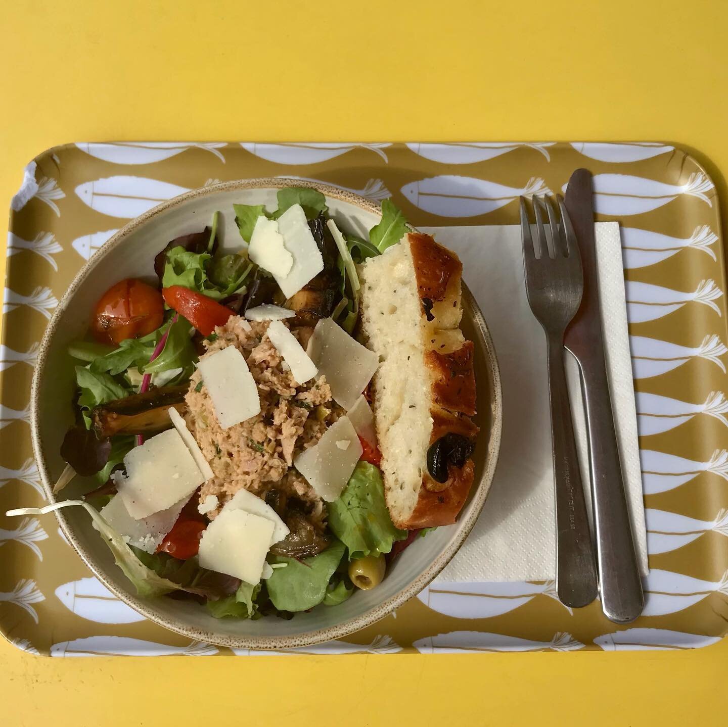 Salade d&rsquo;antipasti aux l&eacute;gumes confits, thon, olives et parmesan avec focaccia maison ! Tout frais et avec le sourire ☀️