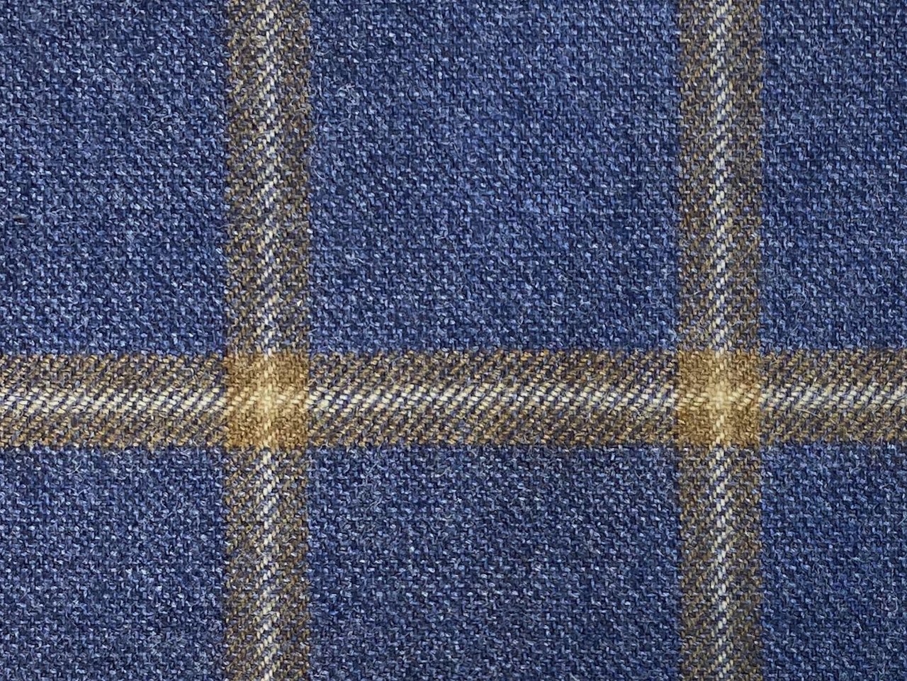 50% Wool (Woollen Spun) 30% Alpaca 20% Silk; 280g