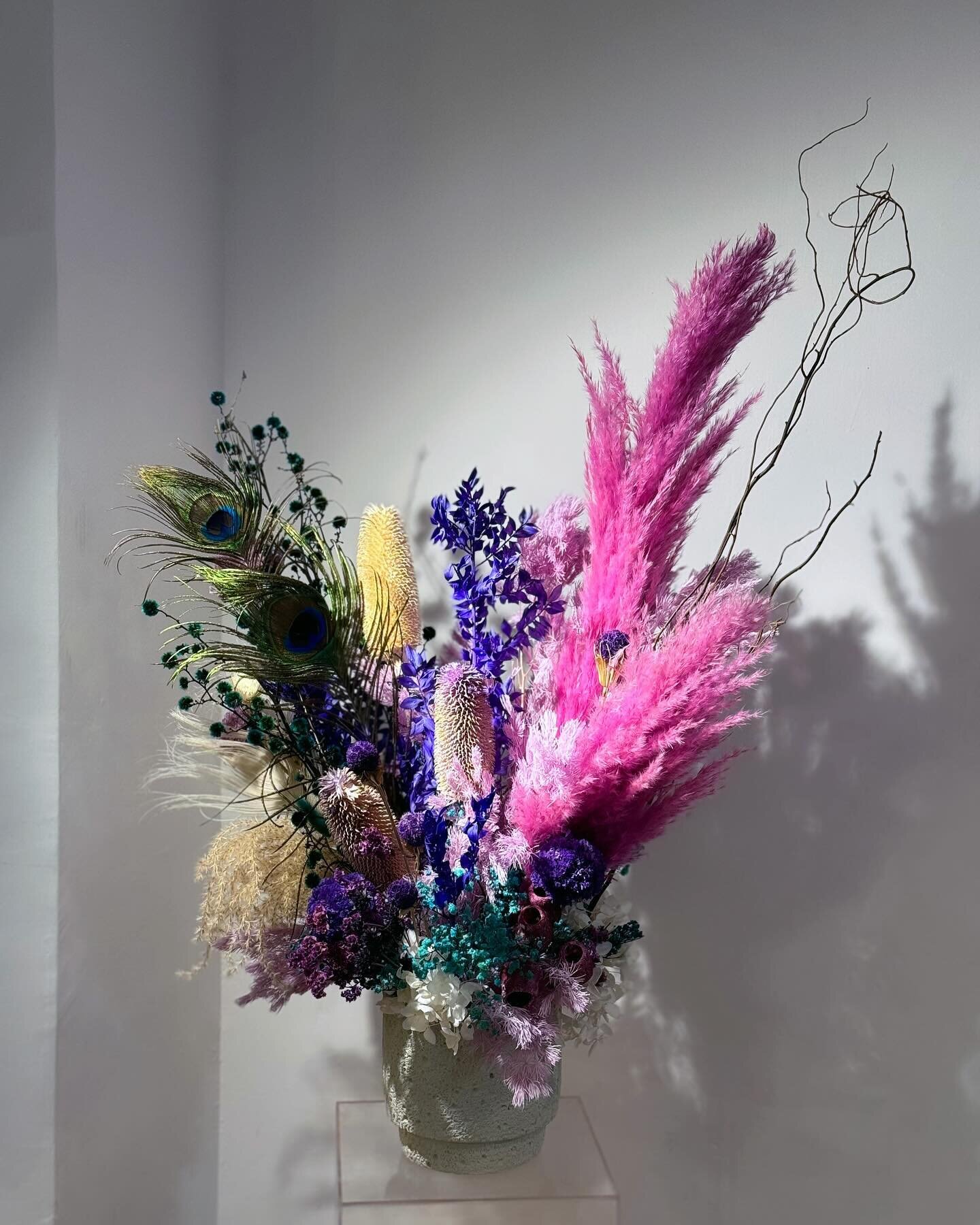 Effortlessly captivating, this teal-drenched dried flower centerpiece harmonizes flawlessly with shades of purple. Embrace its timeless allure and everlasting beauty, as it infuses your space with enchantment.

#hkflorist #hkfloraldesign #hkfloral #h
