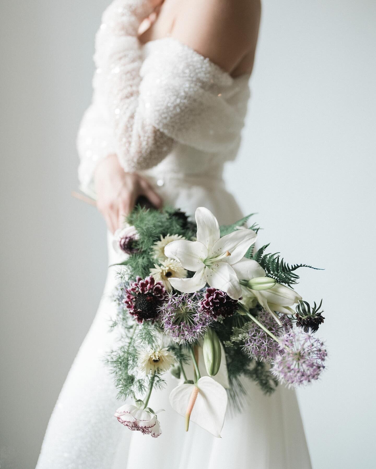 Unveiling a pre-wedding bouquet that embodies minimalistic beauty and timeless elegance. Delicate purple, white, and lilac blooms come together to create an enchanting arrangement, perfect for your special day.

Photography&nbsp;@shuchiproduction
Vid