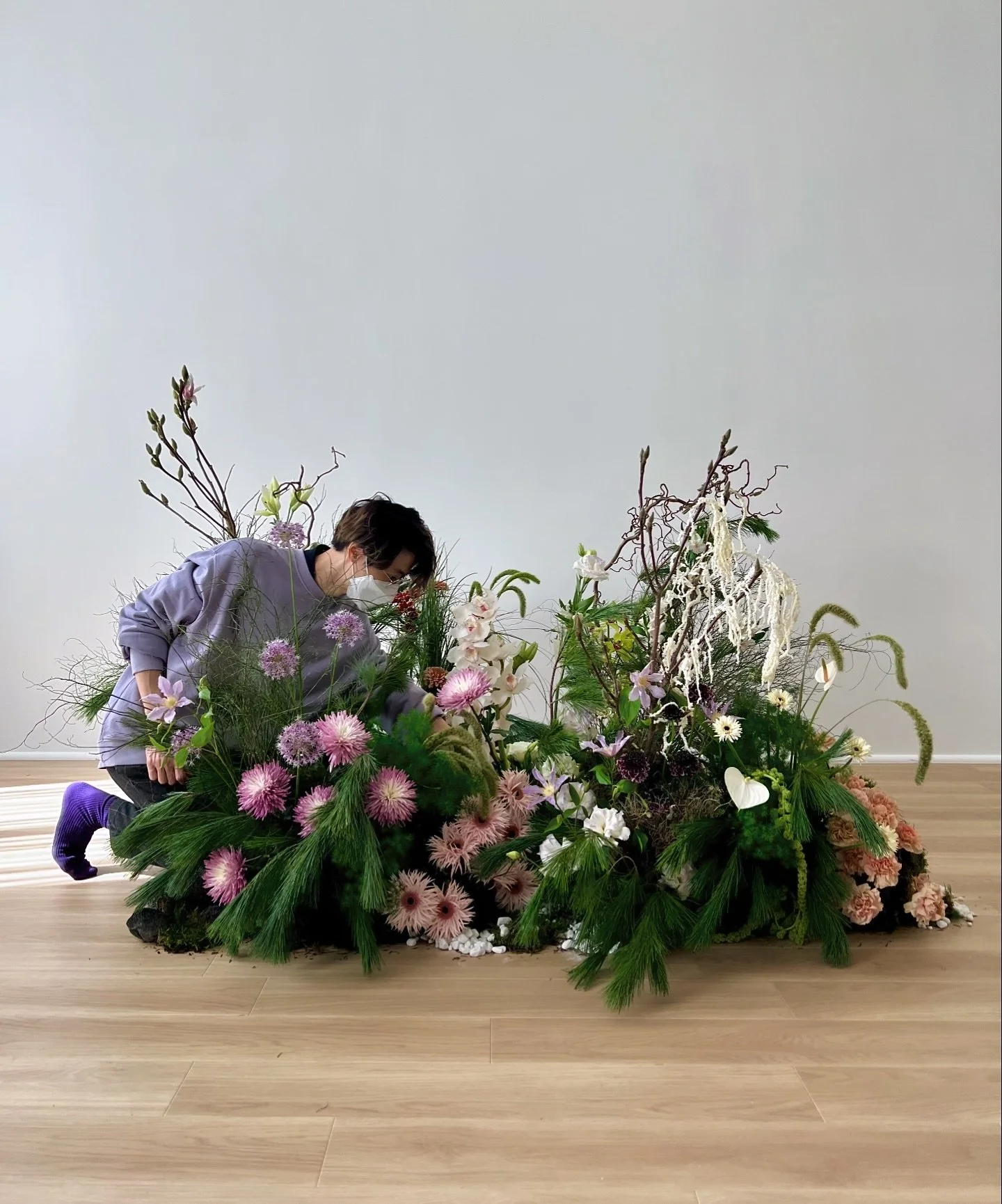In the midst of uncertainty, hope becomes the beacon that guides us. May all of you embrace a future filled with brightness and maintain a steadfast sense of hope 🫶🏼 
Orin xx

#hkflorist #hkfloraldesign #londonflorist #hongkong #floral #flower #flo