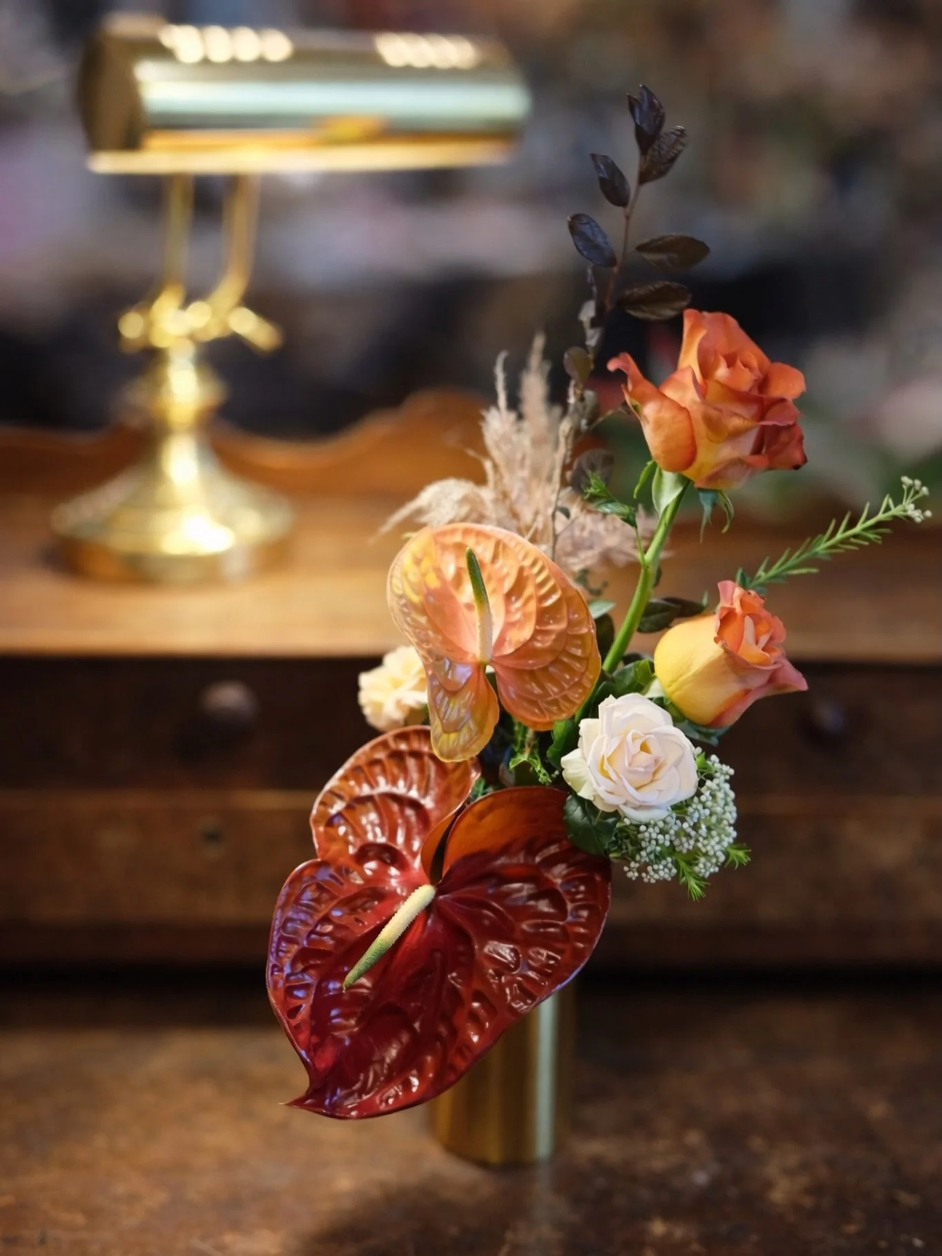 Vintage mood, modern blooms.
Anthuriums stealing the spotlight.

#floraldesign #anthurium #londonflorist #floristry #flowerarrangement