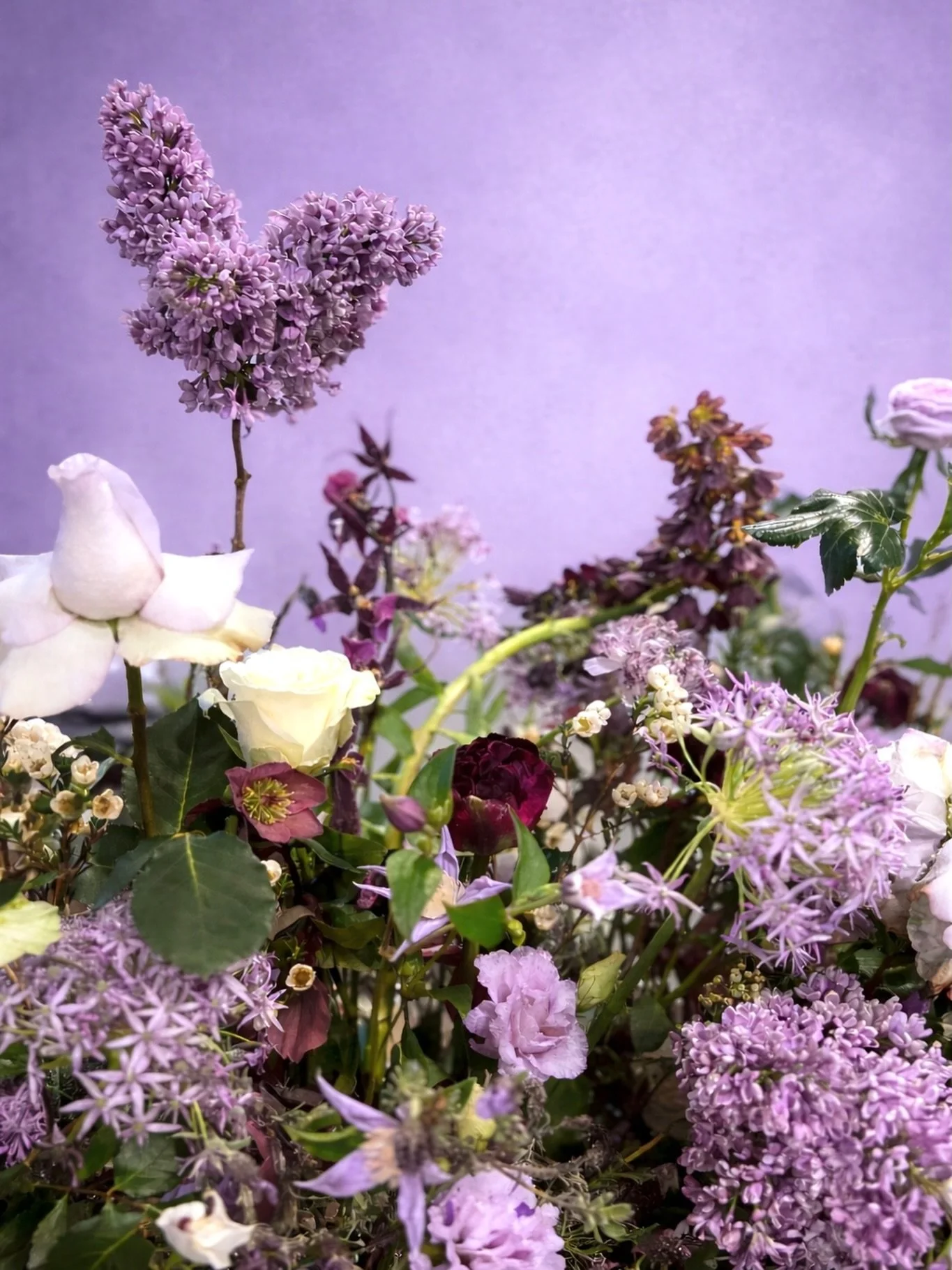 Soft lilac tones with depth and contrast.
A loose, garden composition with a gentle, unforced rhythm. 

#londonflorist #floraldesign #floristy #lilac #flowerpower