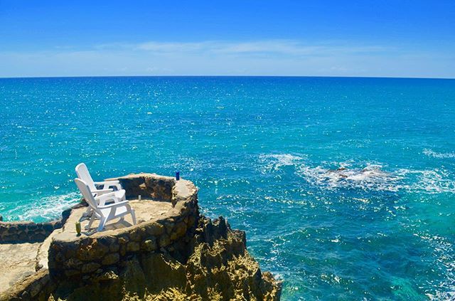 Grab a friend and some refreshing drinks, and lounge out in the sun! Maybe dive in for a swim, and then soak up that Caribbean warmth! Tag someone that you&rsquo;d want to spend the day with here! #JamaicaLife 🇯🇲😍🧜&zwj;♀️
.
#CoralCottageJamaica🌴