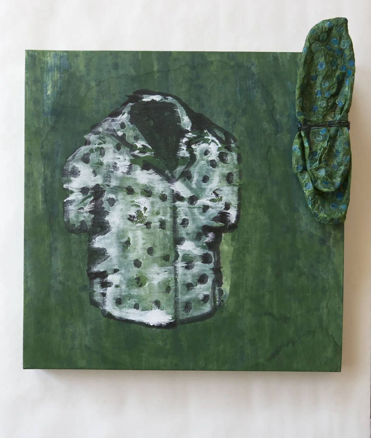   #43  Green Shirt &amp; Jane    [PT]  50x45,5x9cm.  Papel artesanal, tinta, tinta de impressão, tinta encáustica, linha encerada sobre tela.  Assinado e datado 2018.  [EN]  50x45,5x9cm.  Hand cast paper, paint, block ink, encaustic paint and waxed t