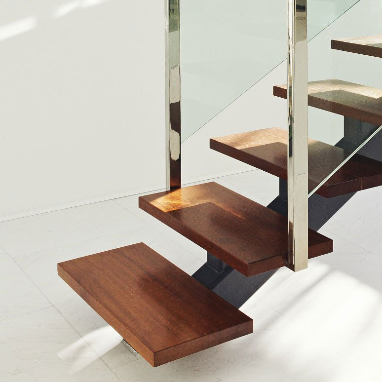 Escalier autoportant en bois avec marches en console