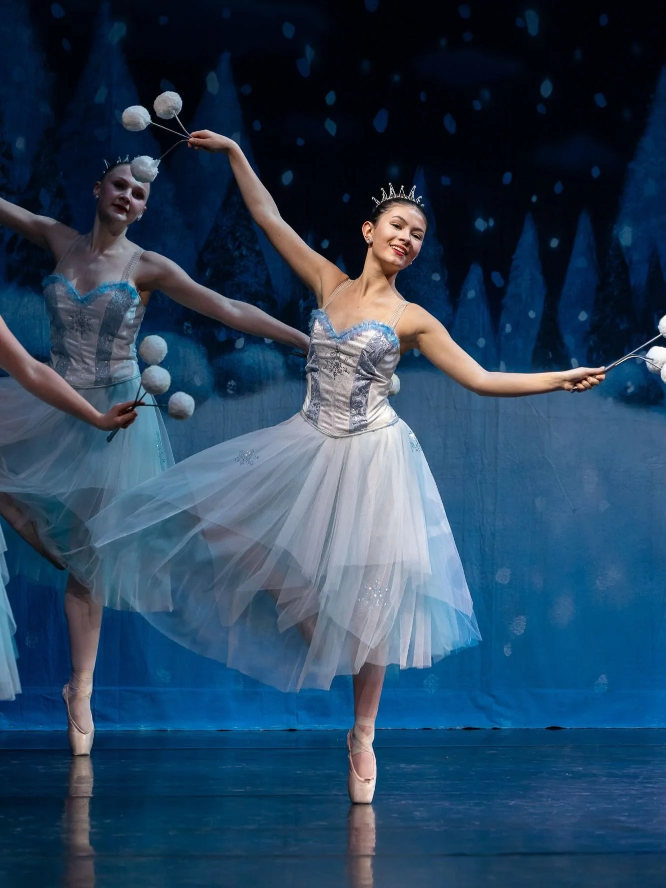 Just happily rehearsing Snow from The Nutcracker when you get hit with your first stage snow storm 😂😂. These will always make me laugh. ❄️❄️ @philadanceacademy