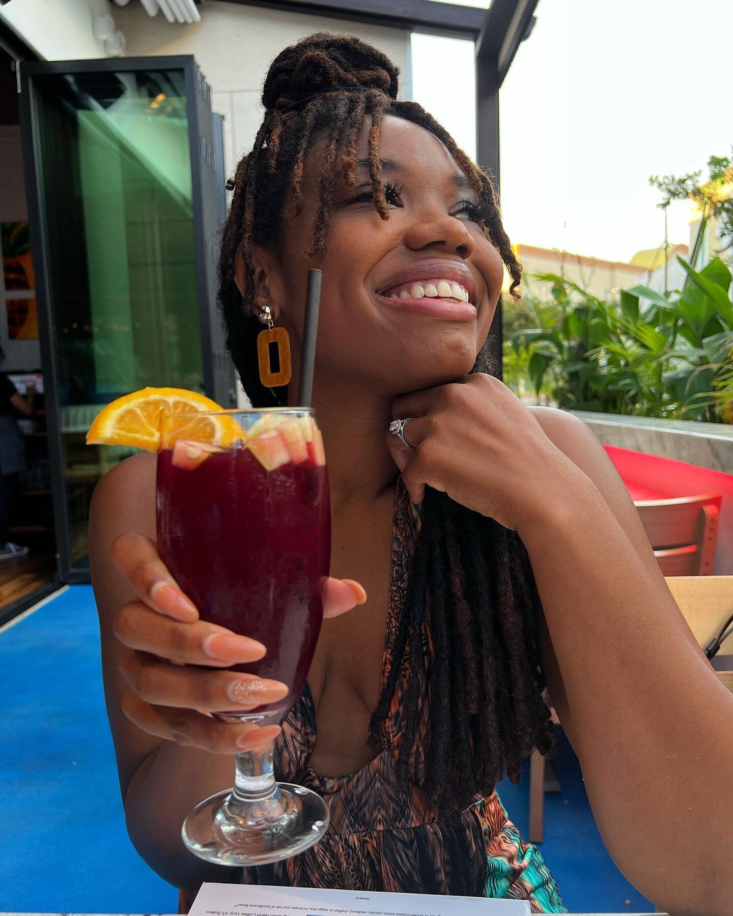 That Friday Feelin&rsquo;😌
Cheers to another week!!! What mood are you today(pic 1 or 2) clearly they&rsquo;re both smiley cus I&rsquo;m in a good mood 😅 Also, Happy Bornday to my beautiful locs😍🥰 it&rsquo;s been 6years and my babies are still go