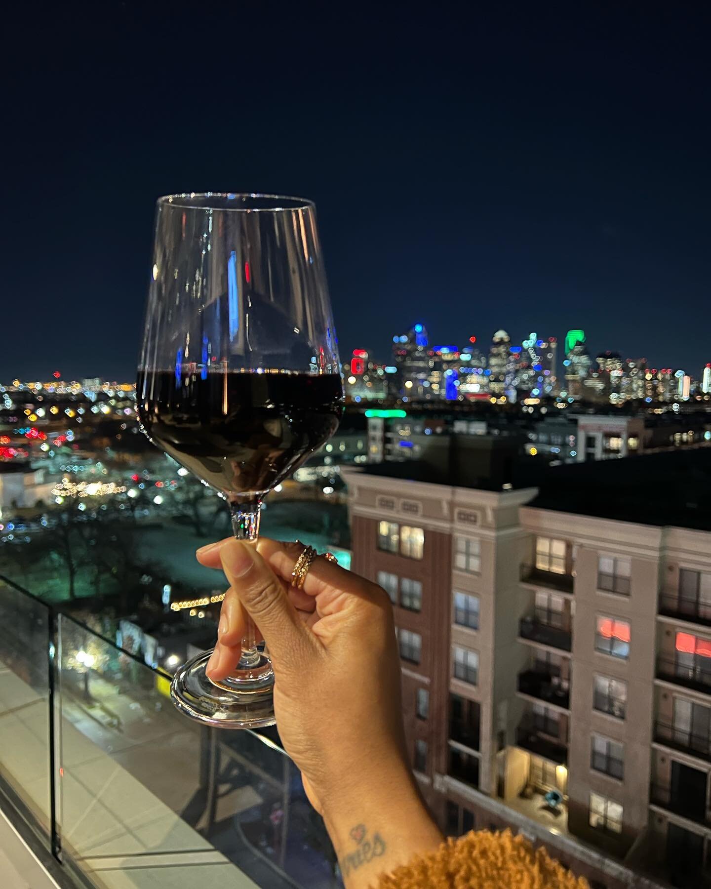 &ldquo;you know I love my wine with a view&rdquo; 🍷 @upsidewestvillage ✨ #redwineplease #nationalwineday #sipslow #takeiteasy #prayforuvalde