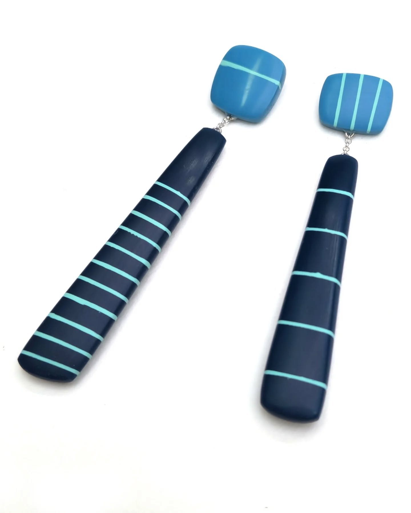D A N G L E ! ! !

New on the website... rail bue stripy drop earrings! 💙💙💙💙

Big, bold and mismatching!!!

If you want stylish, but fun and want to make a statement....

Then these earrings are for you!!!

Cast in resin with the pattern inlaid t