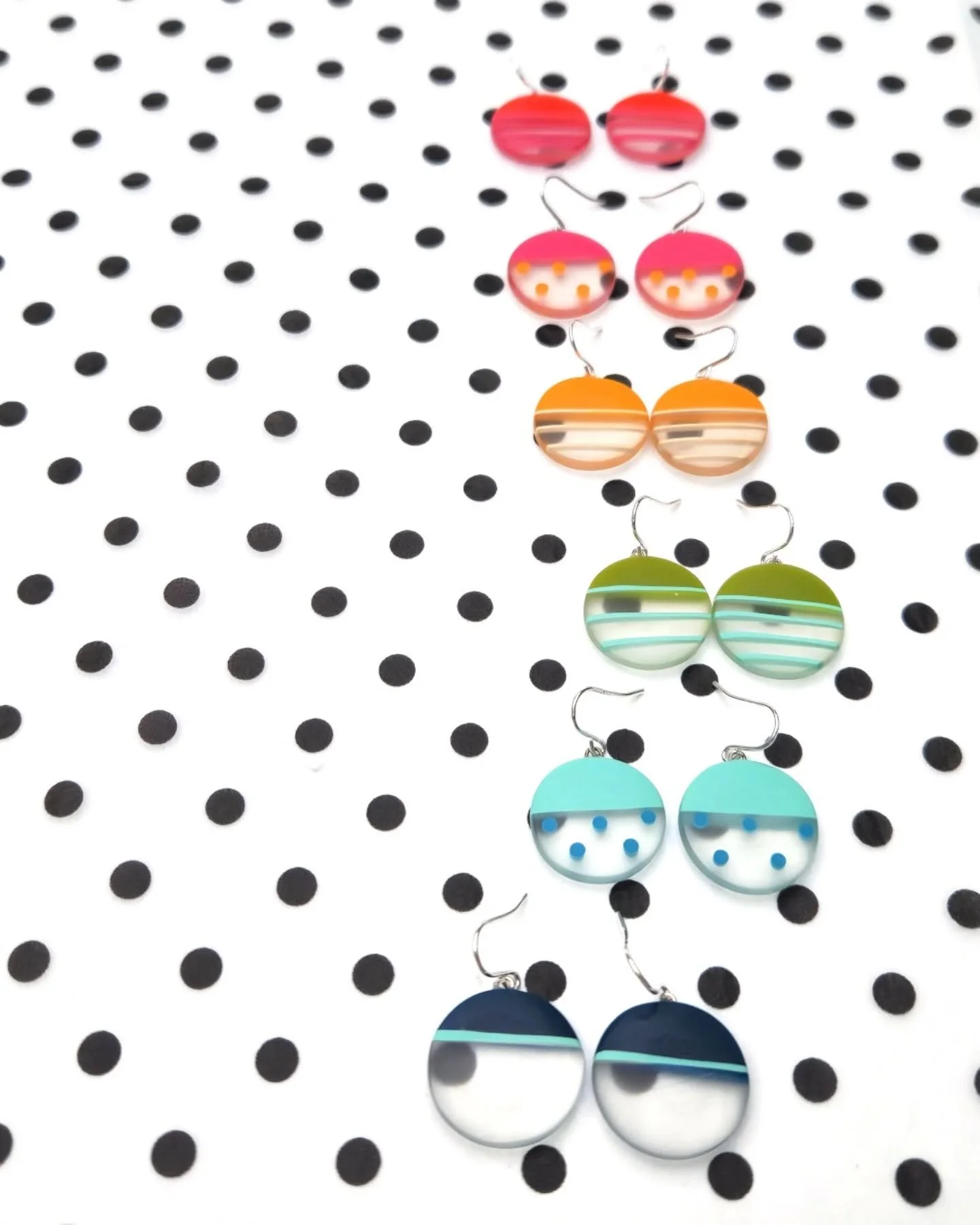 R A I N B O W ! ! ! 

I managed to get them all added to the online shop! 👌

These wee mini round resin drop earrings are a firm favourite in the KAZ collection.

Available in lots of different colourways, and then what would you choose, spots or st