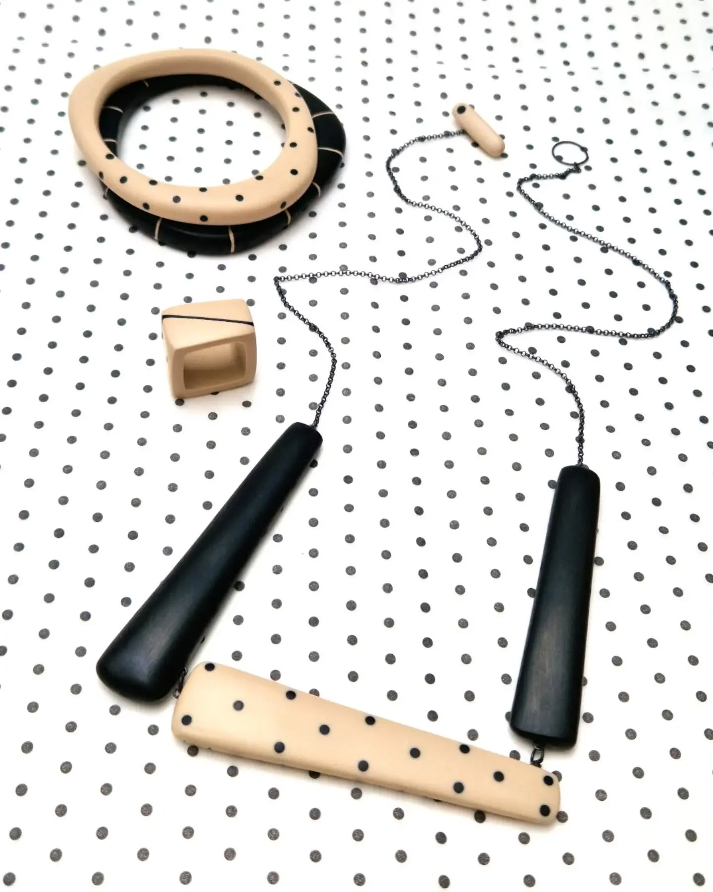 D A Z Z L E ! ! !

@dazzleexhibitions is now open @dovecotstudios until the 30th of August!

You'll find some KAZ jewels including these classic black and nude pieces 🖤🤍🖤🤍, don't worry there's also some colour 💓&hearts;️💓&hearts;️ alongside 50 