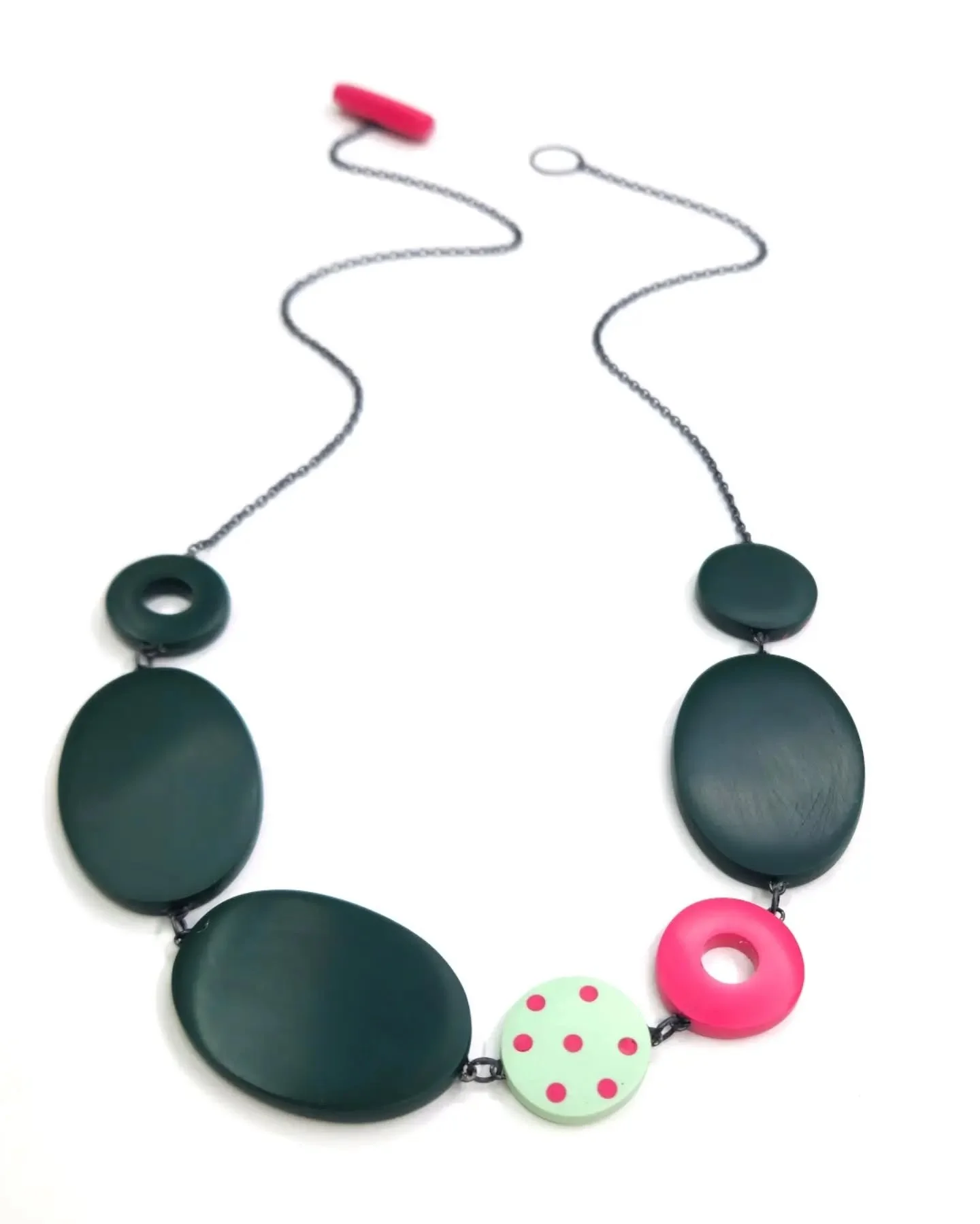 G R E E N 💚 ! ! ! 

Looking for a necklace to work with your Autumn wardrobe?

This forrest green necklace is a gorgeous rich colour contrasting with the little pops of pistachio and cerise pink. And it's reversible!

It would look great worn over a