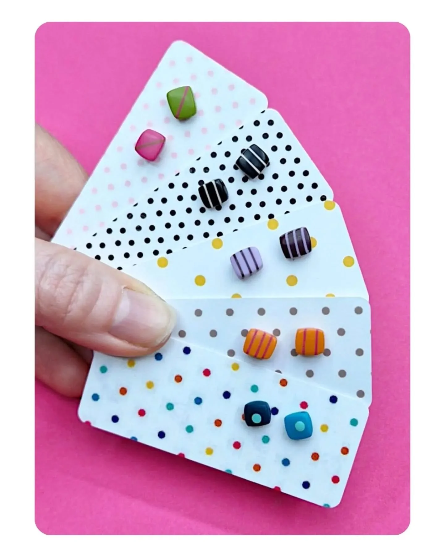 M I N I  S T U D S ! ! !

The KAZ Mini studs! 

Perfect tiny pop of colour for your everyday! 

&hearts;️💛💓💚💜🧡💙

These wee studs originally started using left over parts from larger earrings. Due to their popularity I now create the studs in la