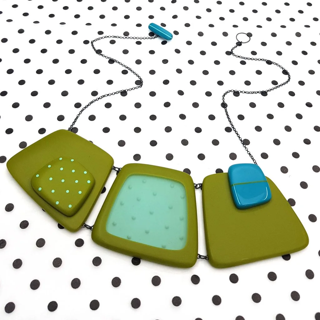 fun-chunky-green-resin-fan-necklace-kaz.jpg