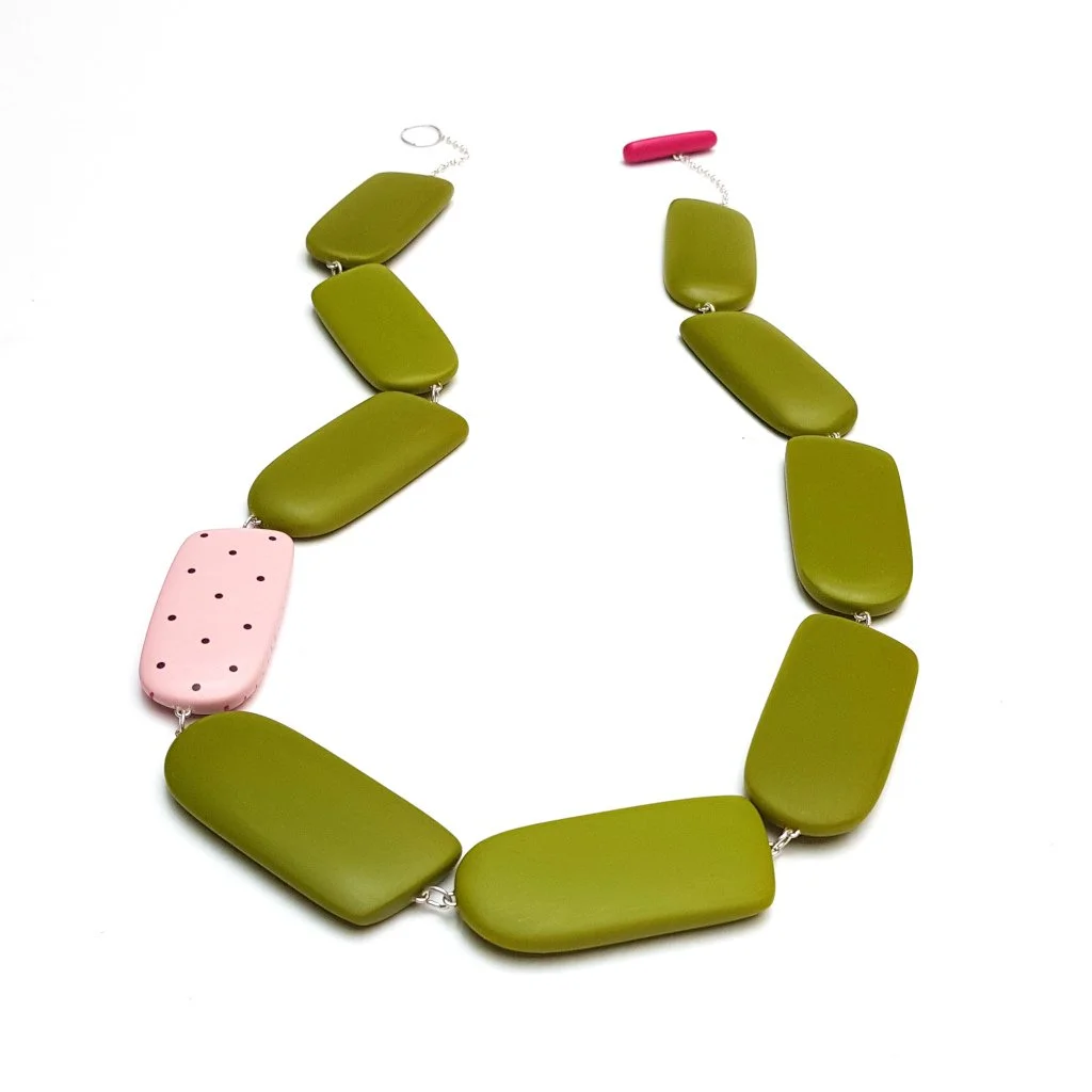 green-reversible-resin-necklace-kaz.jpg