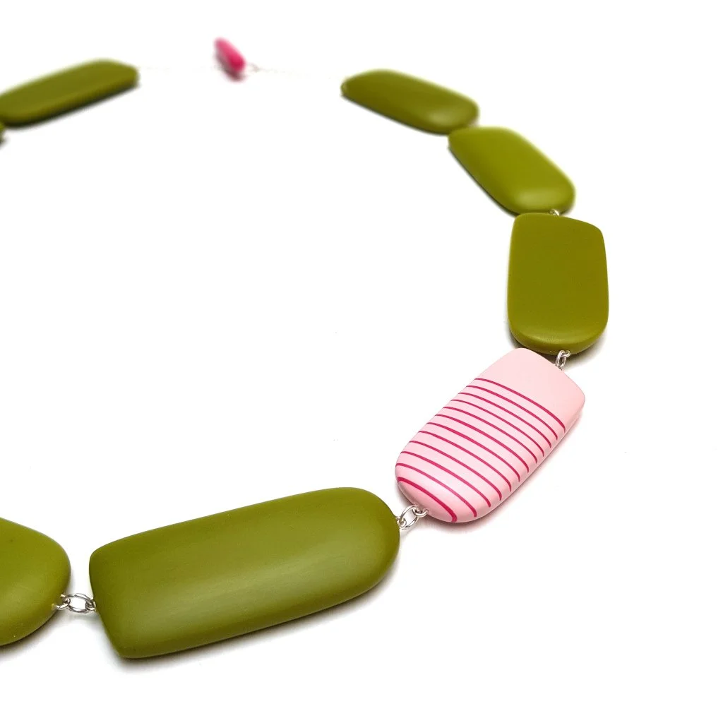green-reversible-resin-necklace.jpg
