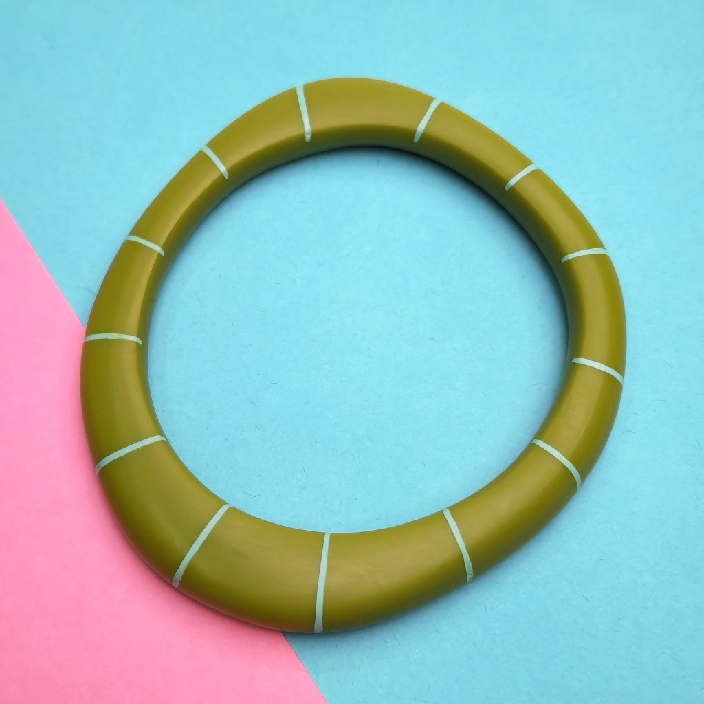 green-bangle-pink-diagonal-background.jpg