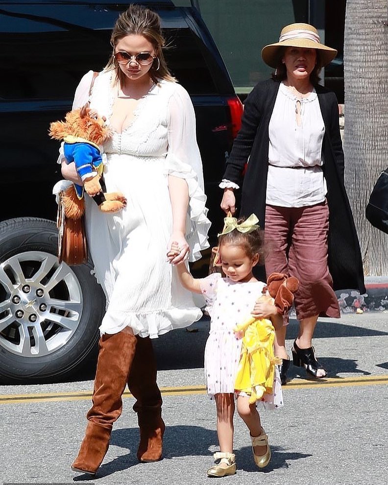 celebfashworld_52794915_1104854553053990_4342659841236845474_n.jpg