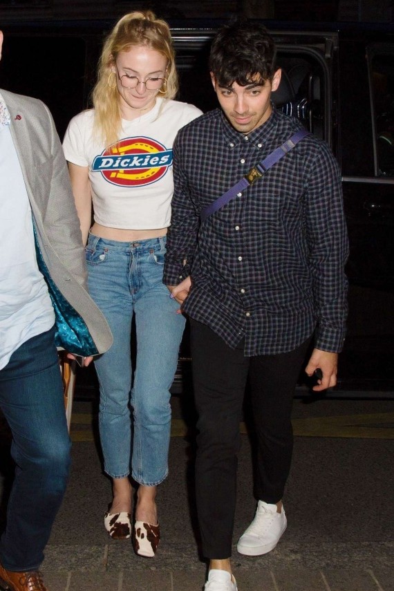 sophie-turner-dickies-white-tee.jpg