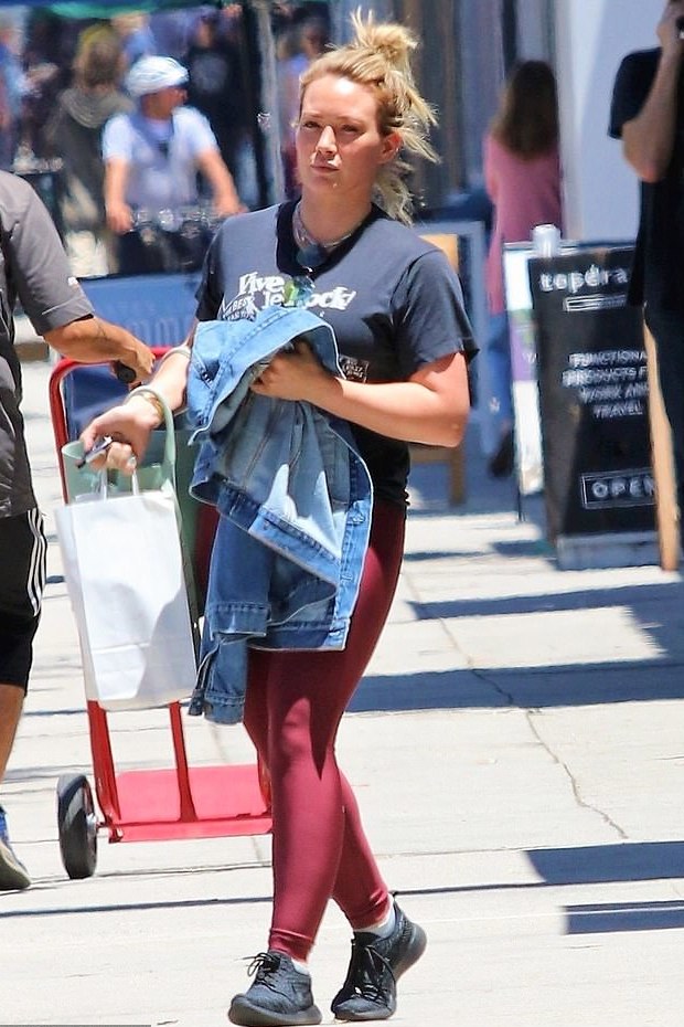 hilary-duff-alo-yoga-red-leggings-in-los-angeles.jpg