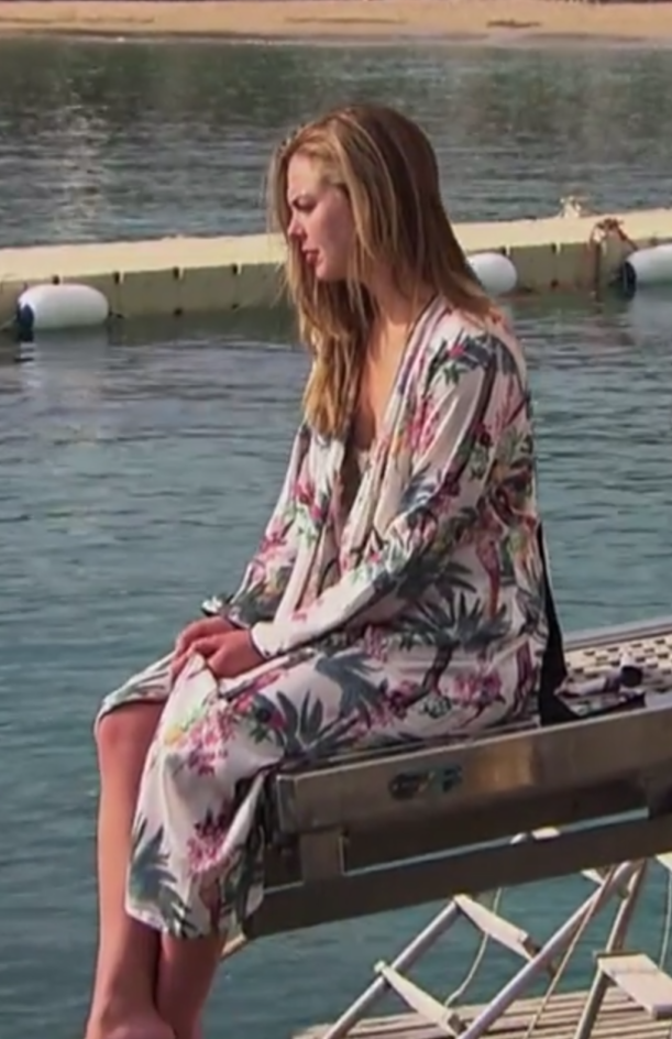 hannah-browns-printed-robe-on-the-bachelorette.png