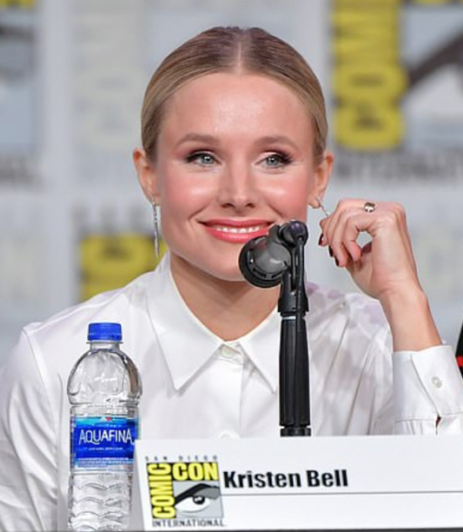 kristen-bell-white-shirt-at-marvels-comic-con.png